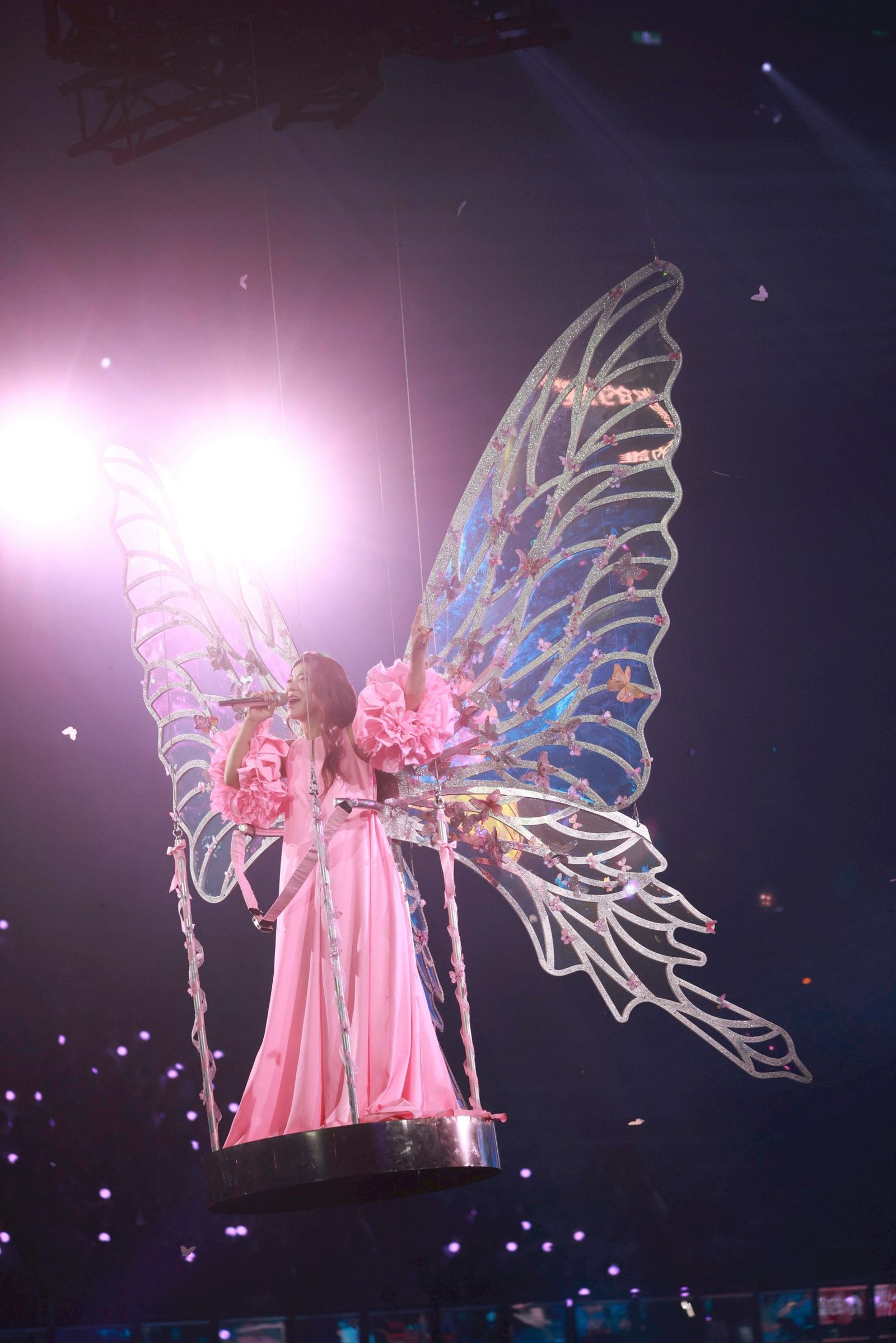 丁噹飛上小巨蛋高空開唱,造型絕美。劉耀勻攝