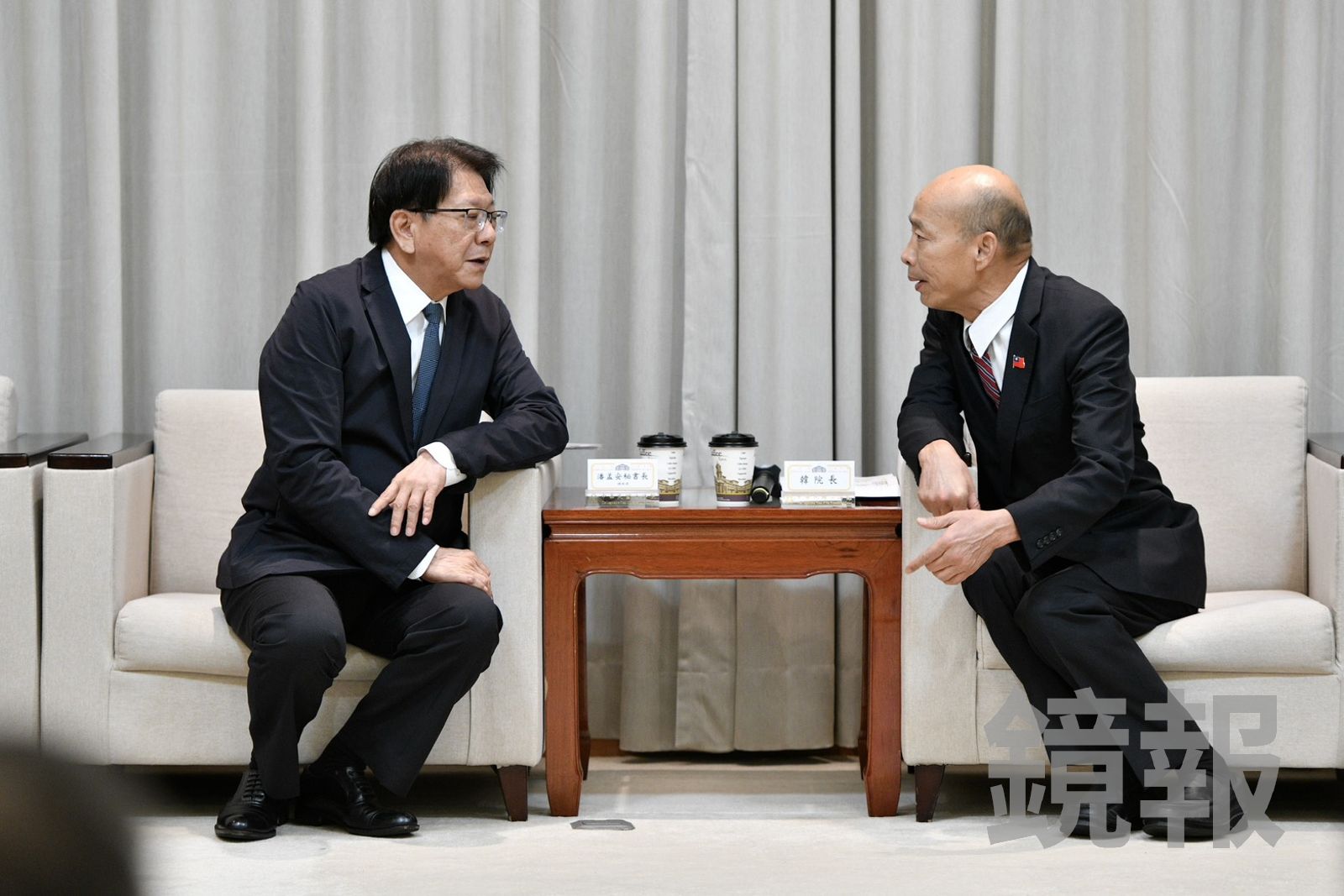 立法院長韓國瑜(右)允諾儘速安排朝野協商討論國會安排監委投票。(圖/李智為攝)
