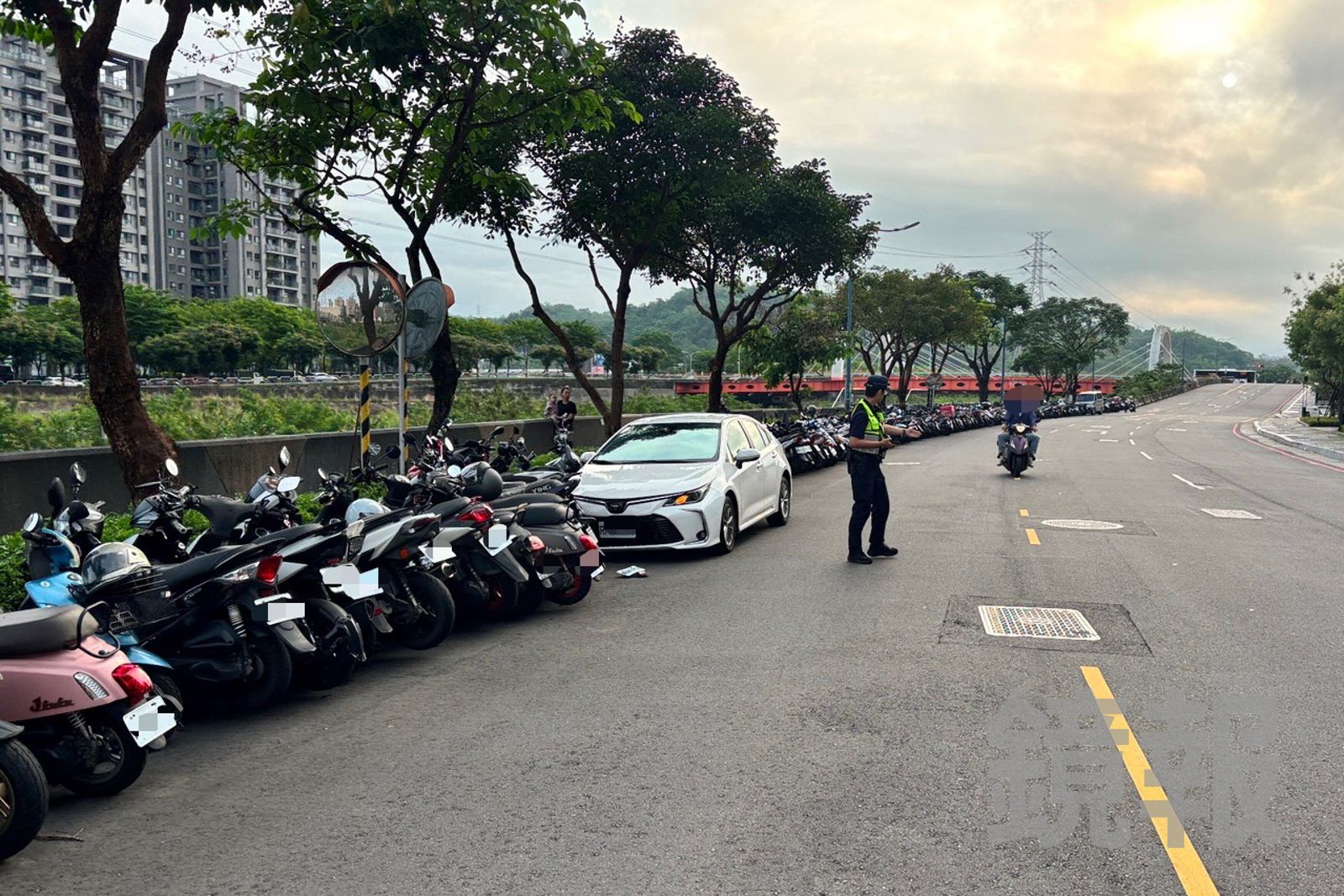 連環車禍發生在清晨時分，所幸沒有波及其他用路人。民眾提供