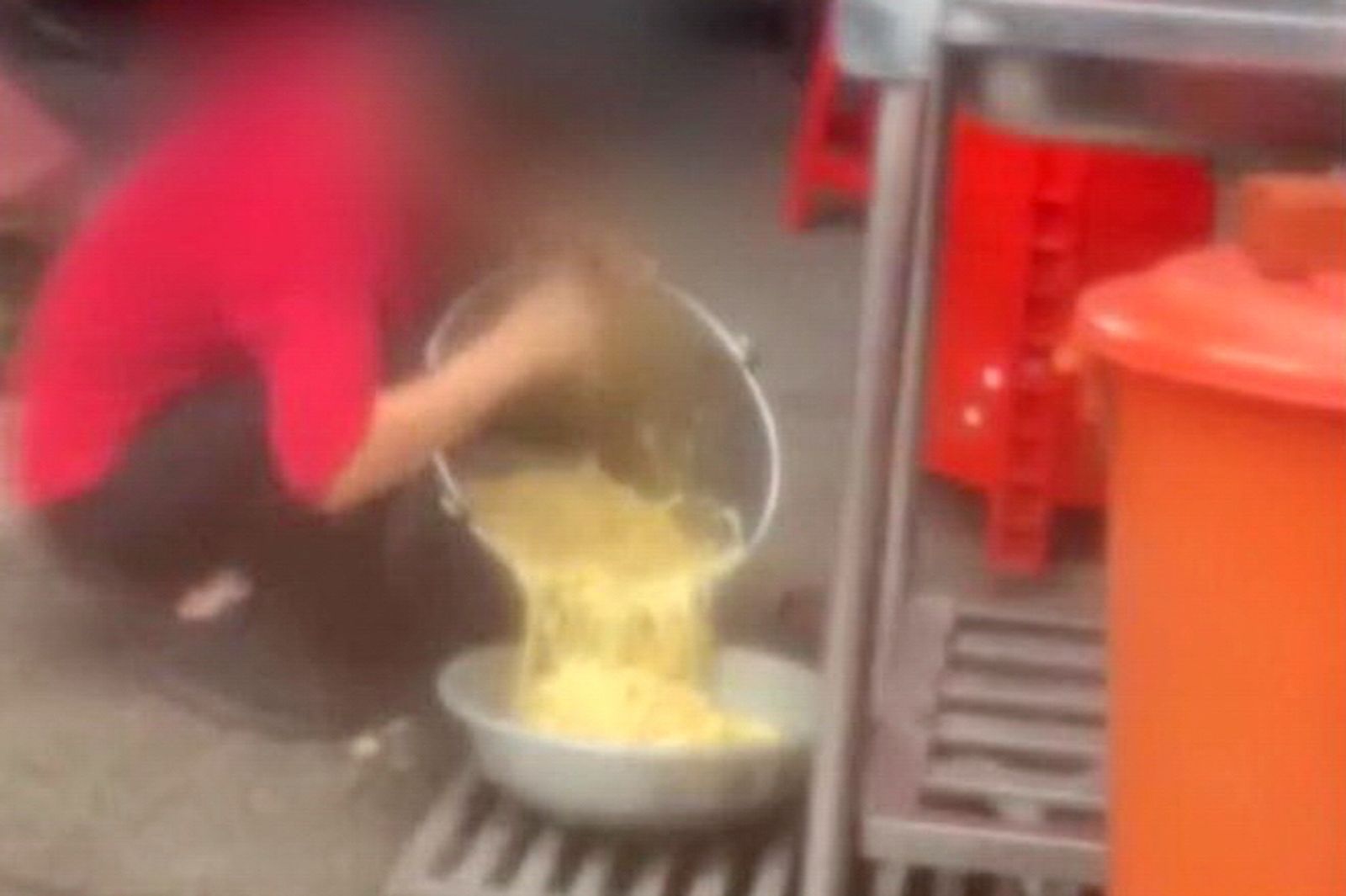 「在地美食」你敢吃？　西螺鵝肉老店爆食安疑慮　女員工在水溝蓋處理筍乾挨轟