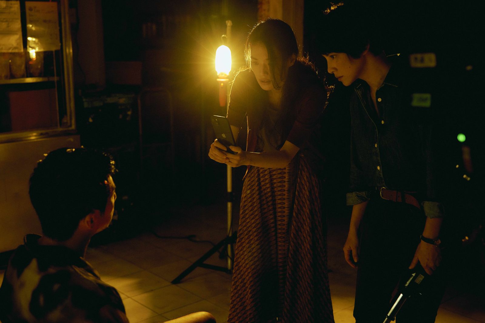 舒淇(右二)、李心潔(右一)主演的《回魂計》,上線48小時奪Netflix台灣冠軍。Netflix提供