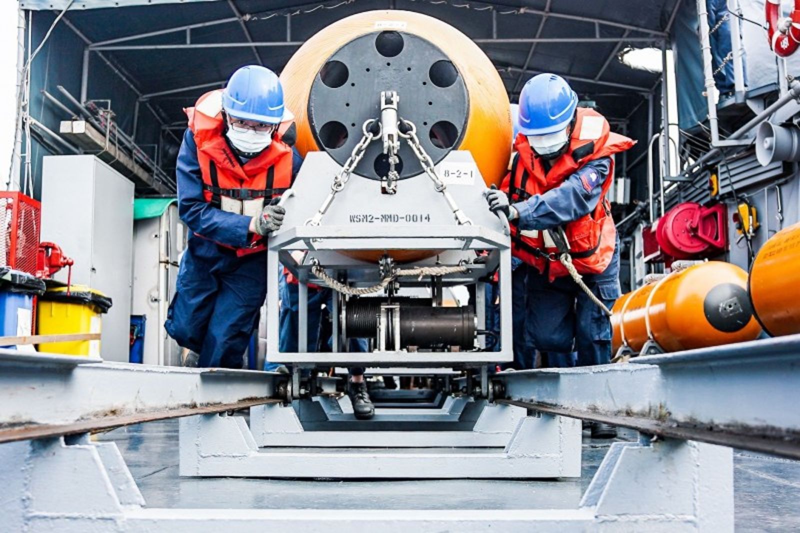 過去使用通用登陸艇或機械登陸艇布雷時，完全仰賴人力，也曾規劃在戰時徵召民船，採用人工的方式進行布雷。圖片來源：海軍司令部臉書專頁