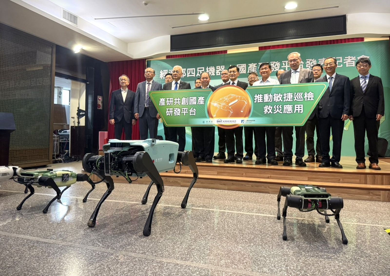 這隻好狗不吃飼料吃AI!MIT四足機器人衝火場 鑽涵洞還會揪同伴搬物資