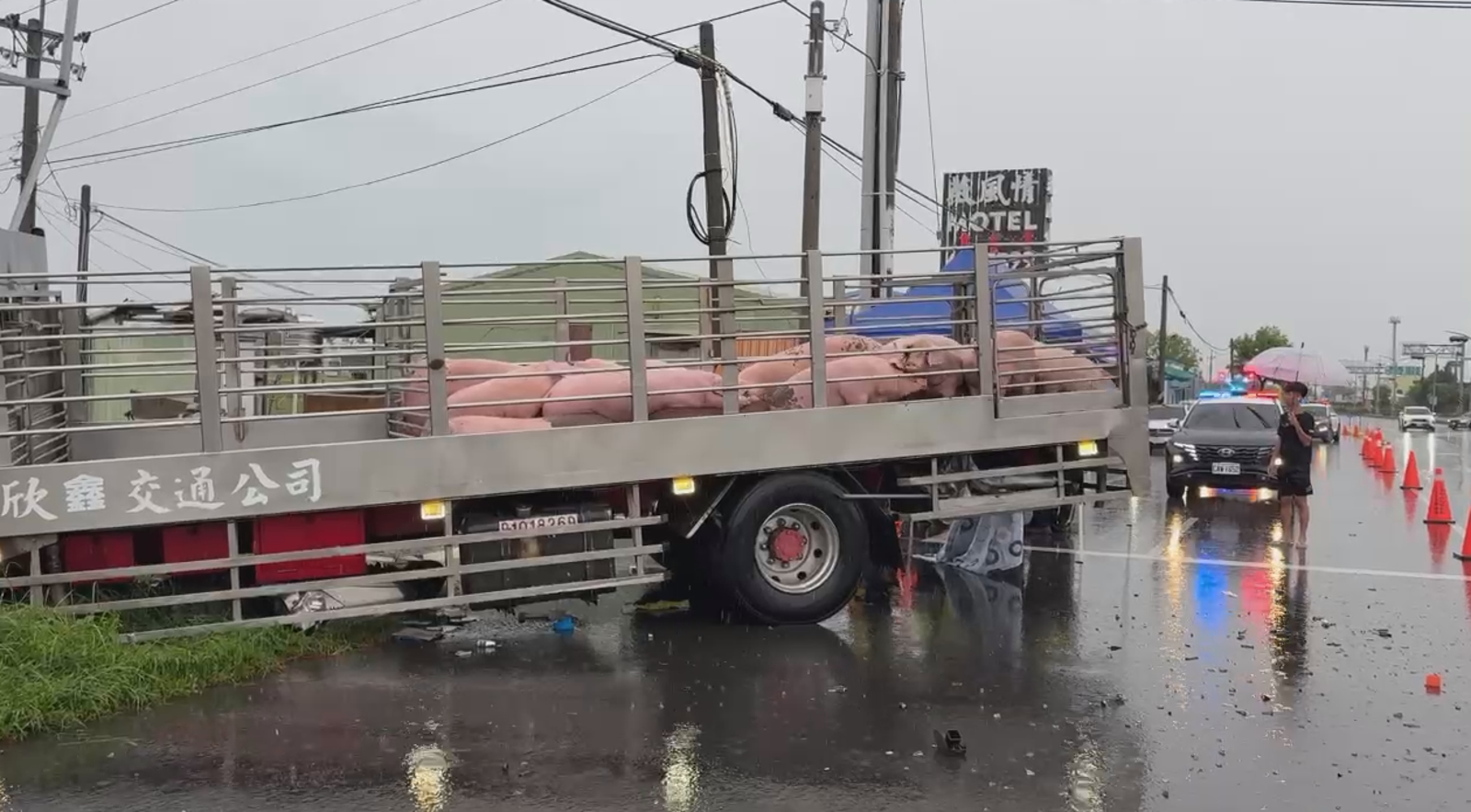 台南運豬車連環撞「彈跳一下」輾碎機車 騎士慘遭重壓...現場爆頭血流滿地