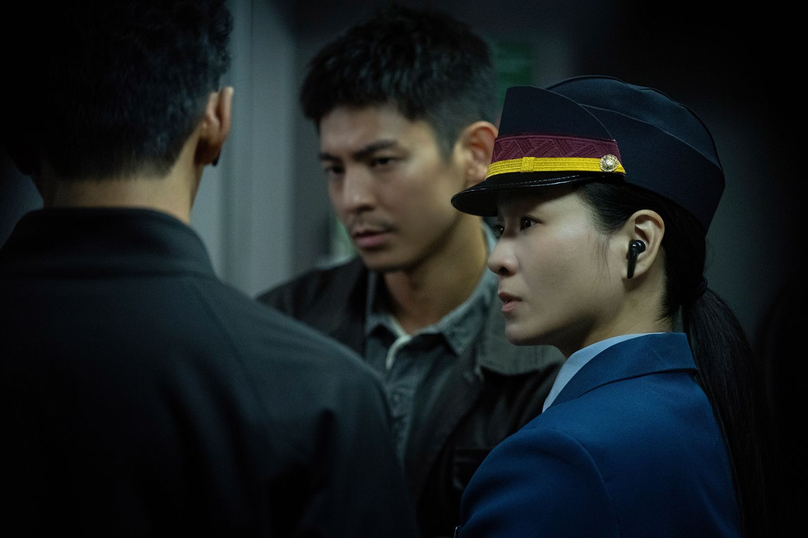 陳雪甄(右)在《96分鐘》中飾演列車長,同時也擔任表演指導訓練車廂內演員。華影國際提供