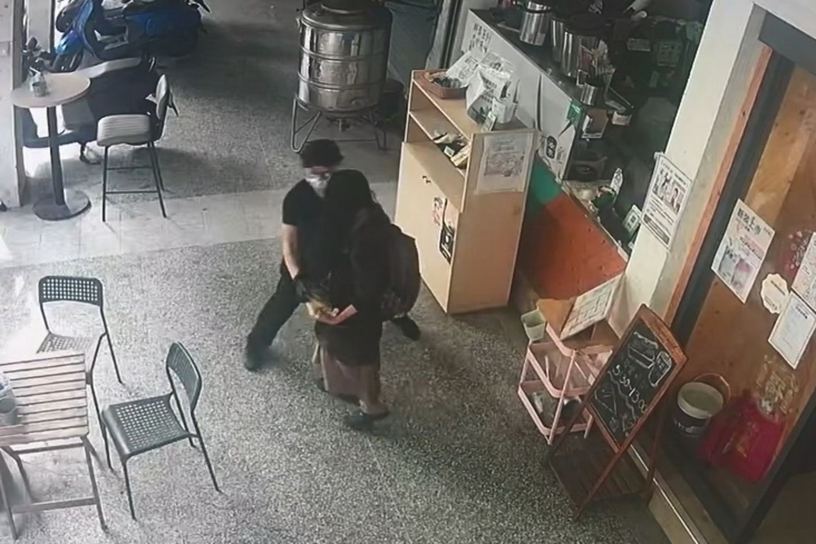 婦人強行拿走早餐店餐檯上的三明治，店員見狀趕緊上前制止。畫面翻攝threads u_and_m97