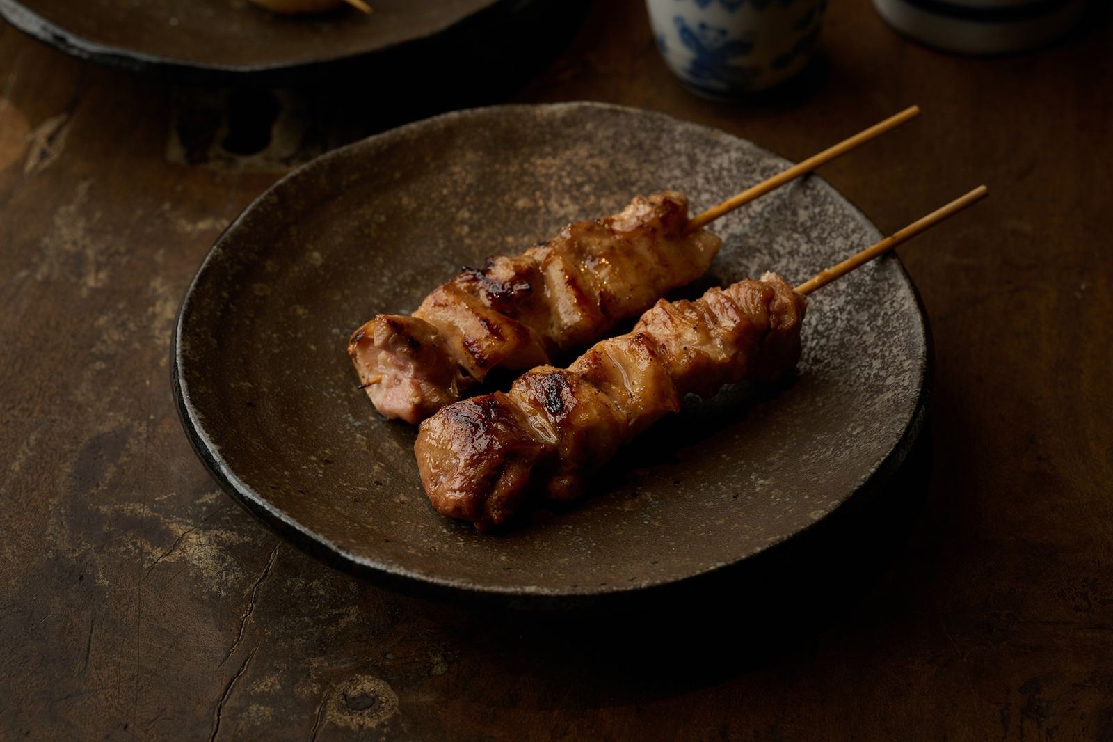 「雞腿」塗抹上加入糖、清酒與洋蔥的醬汁，鮮嫩多汁之餘又濃郁下酒。（圖片由inari 提供）