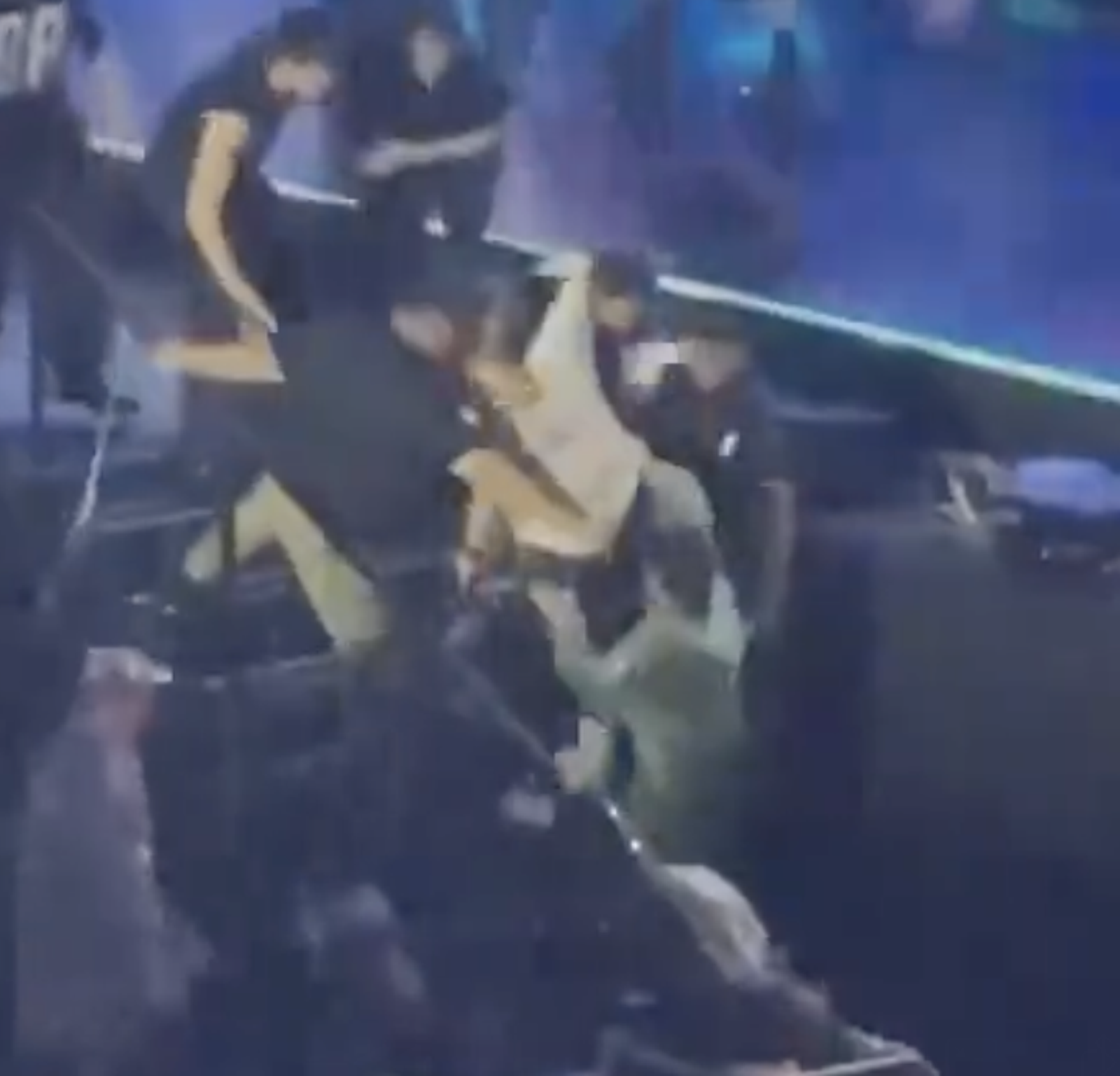 粉絲想衝上台被舞者與保安及時阻止。翻攝款雞湧G-DRAGON-0818微博