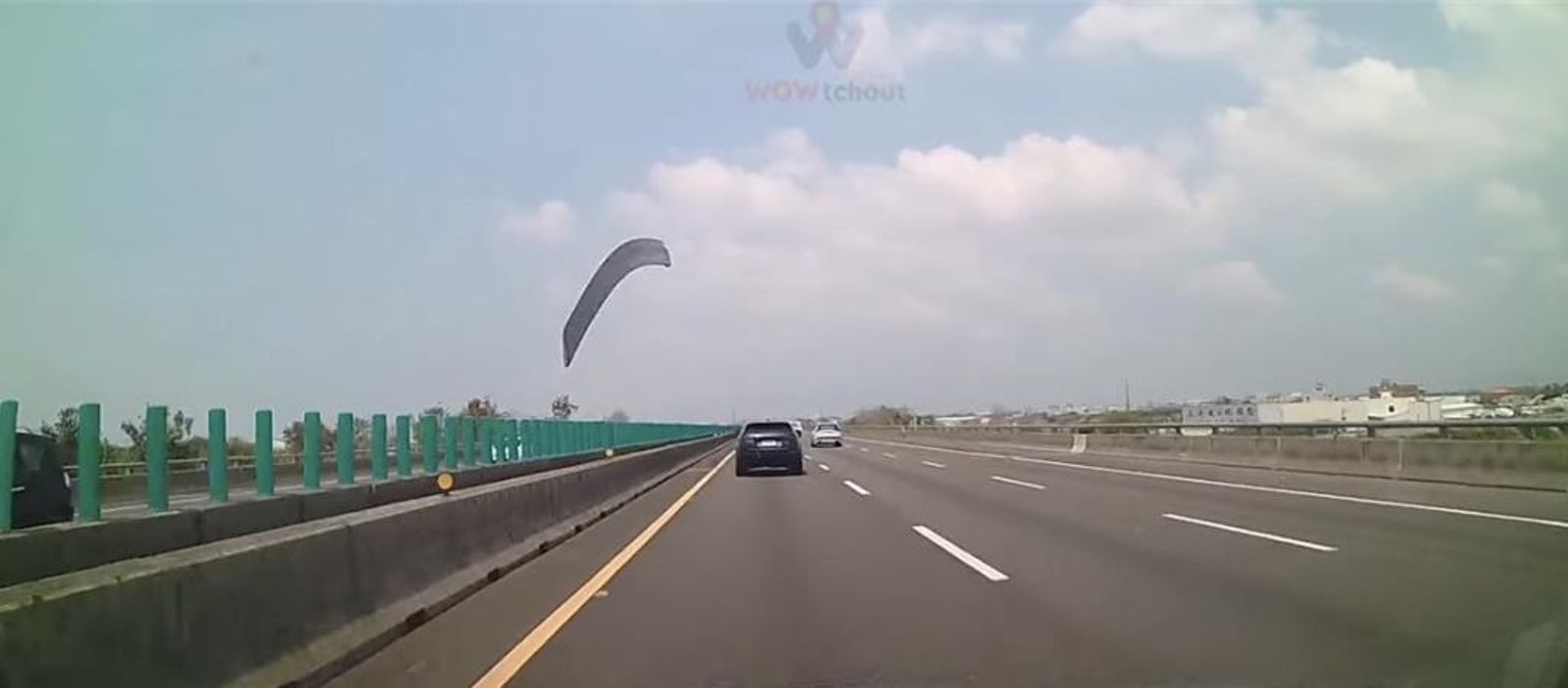 國道驚魂！新營段「長條不明物」飛過來　砸爛擋風玻璃　駕駛嚇壞