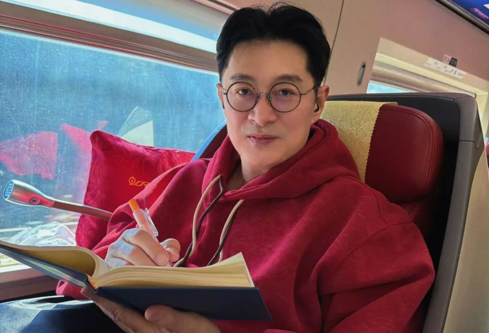 63歲黃安新疆商演翻車遭轟下台!健康連環出狀況嘆「演藝事業到頭了」