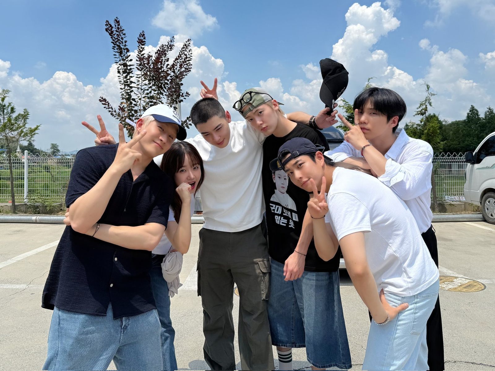 「臉蛋天才」車銀優當兵去！ASTRO齊聚送行　特製T恤藏「亮點」網笑翻