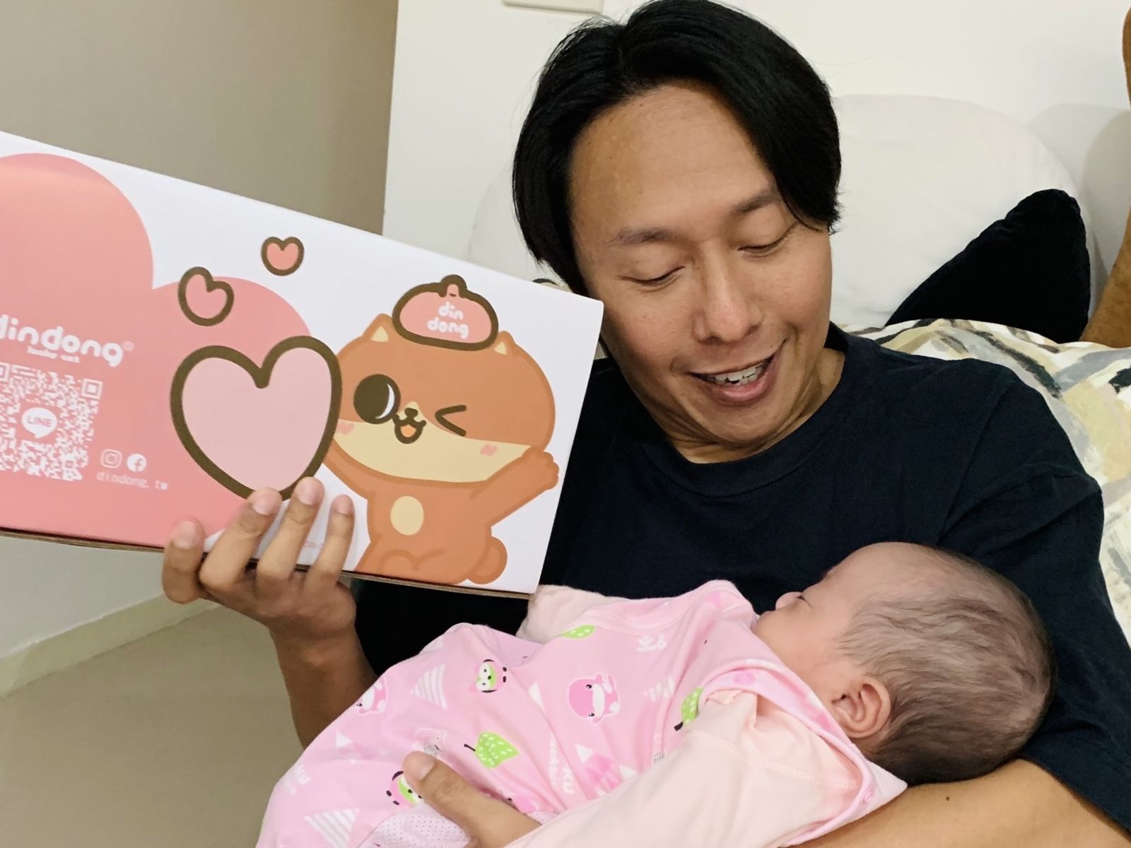 台灣生女兒送蛋糕「香港竟沒這習俗」？　張啟樂送彌月禮「港友9成不知道」