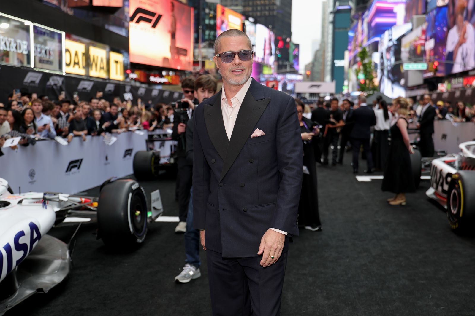 布萊德彼特在紐約首映會上表示，拍攝期間親自駕駛F1賽車奔馳於世界各地的賽道，受到了全球車迷的熱情歡迎。華納兄弟電影提供