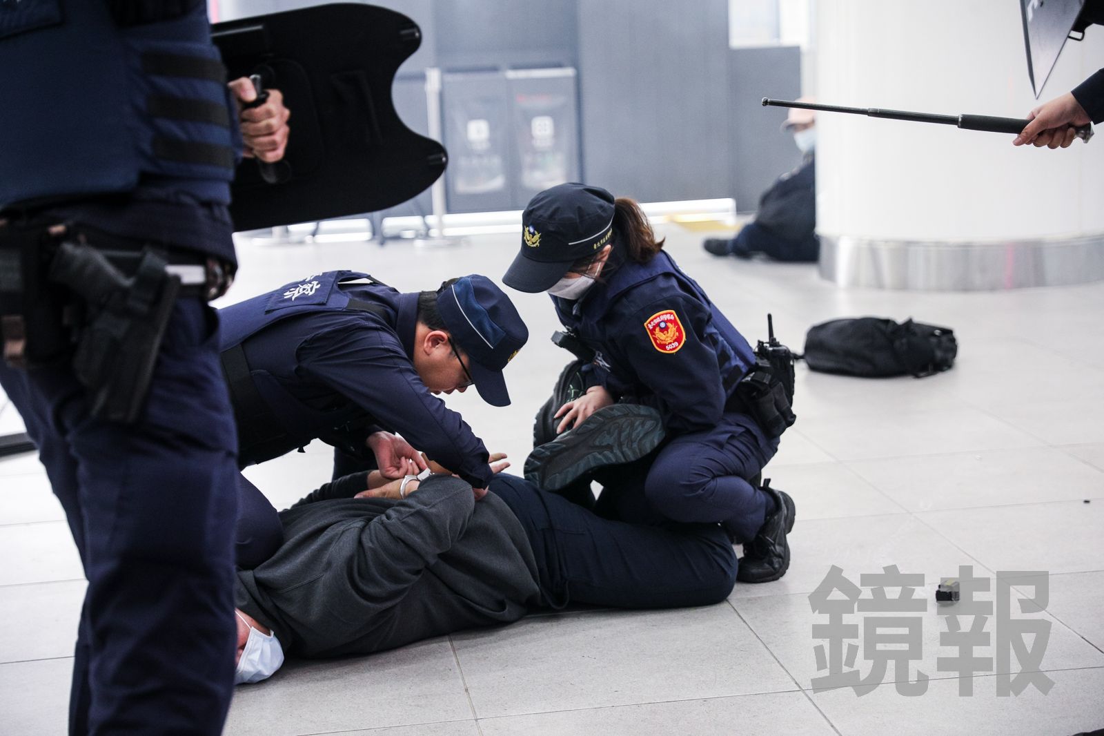 快訊/台北車站不平靜!黑衣男許昌街亮出水果刀 路人嚇壞急報警