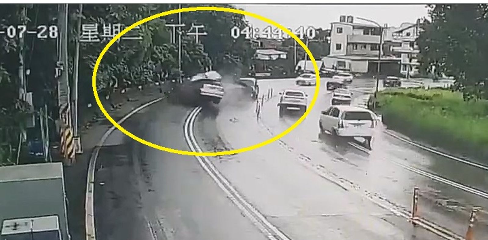 路口監視器拍下豐田WISH休旅車高速衝往對向車道。讀者提供