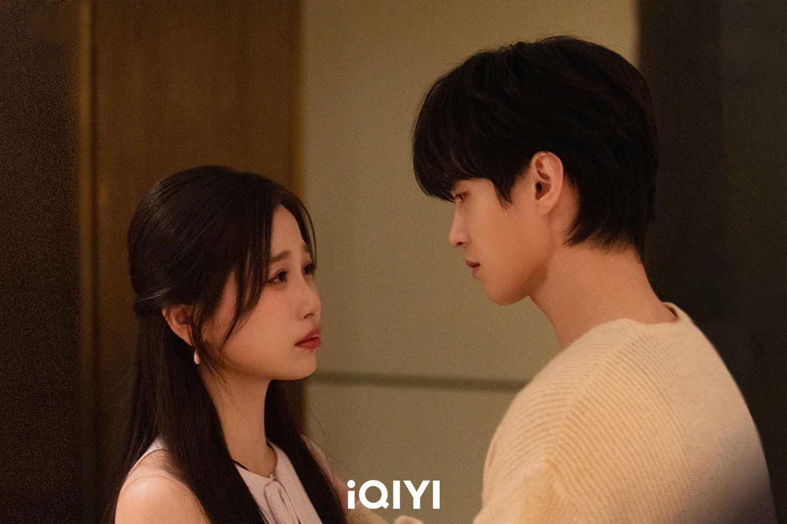 《雙軌》劇中6年後再重逢，虞書欣（左）真情告白何與。iQIYI提供