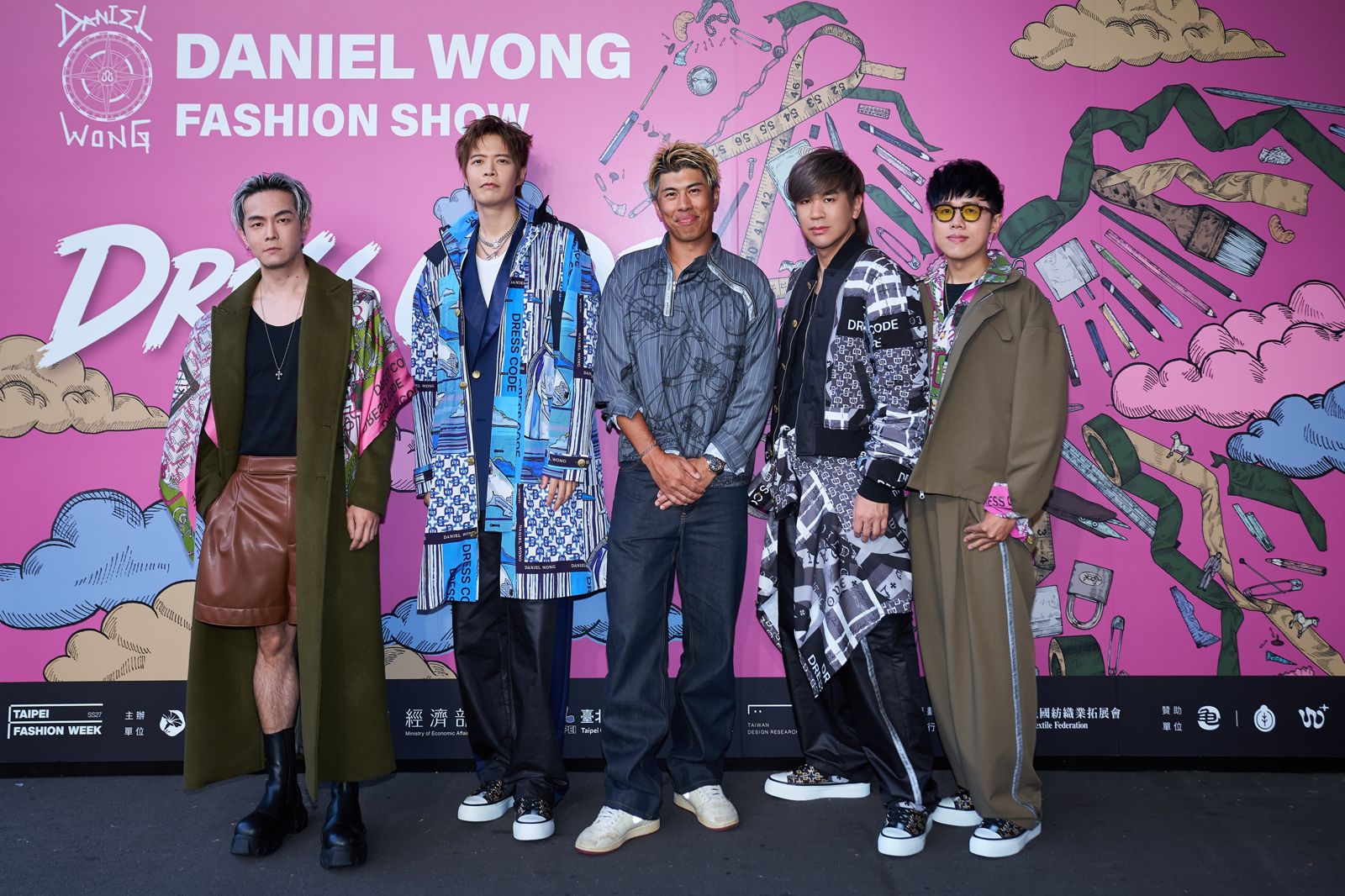 八三夭4位成員15日出席活動並和設計師Daniel Wong(中)合影。
