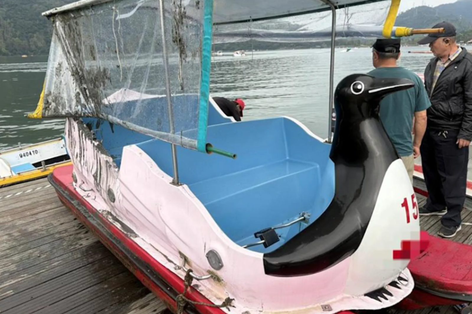 花蓮鯉魚潭天鵝船翻覆釀1死 目擊者還原當下:疑快艇湧浪衝擊