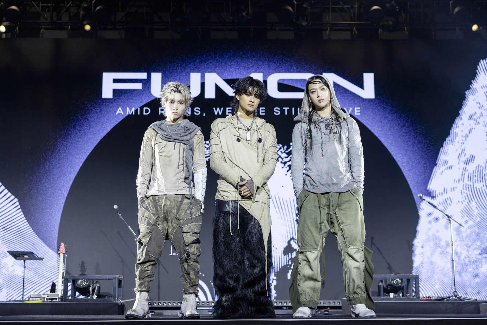 蔡依林身旁「噴火吉他手」是他！福夢新成員超狂背景曝光