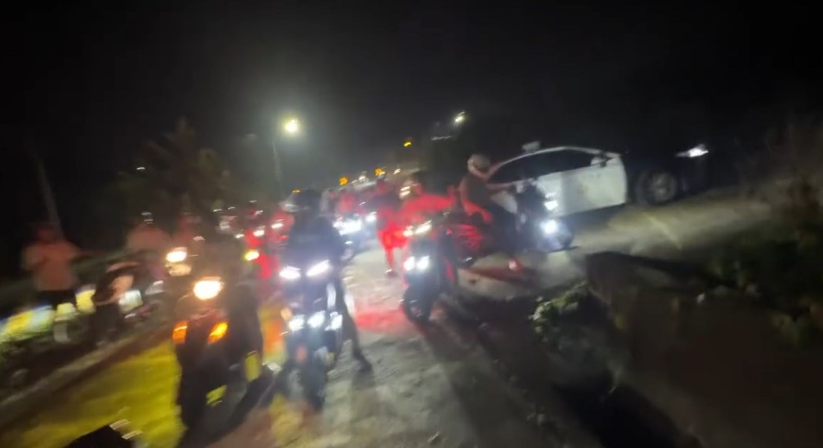 警方到場後也將學生群和怪男隔開。圖/翻攝自Threads