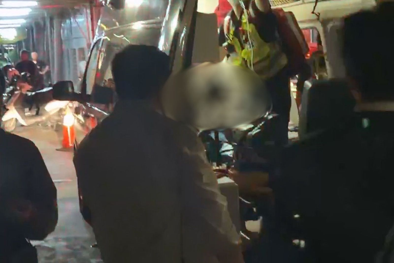 專櫃男員工倒臥在地，被緊急送醫急救，驚險情況嚇壞不少目擊的顧客。民眾提供