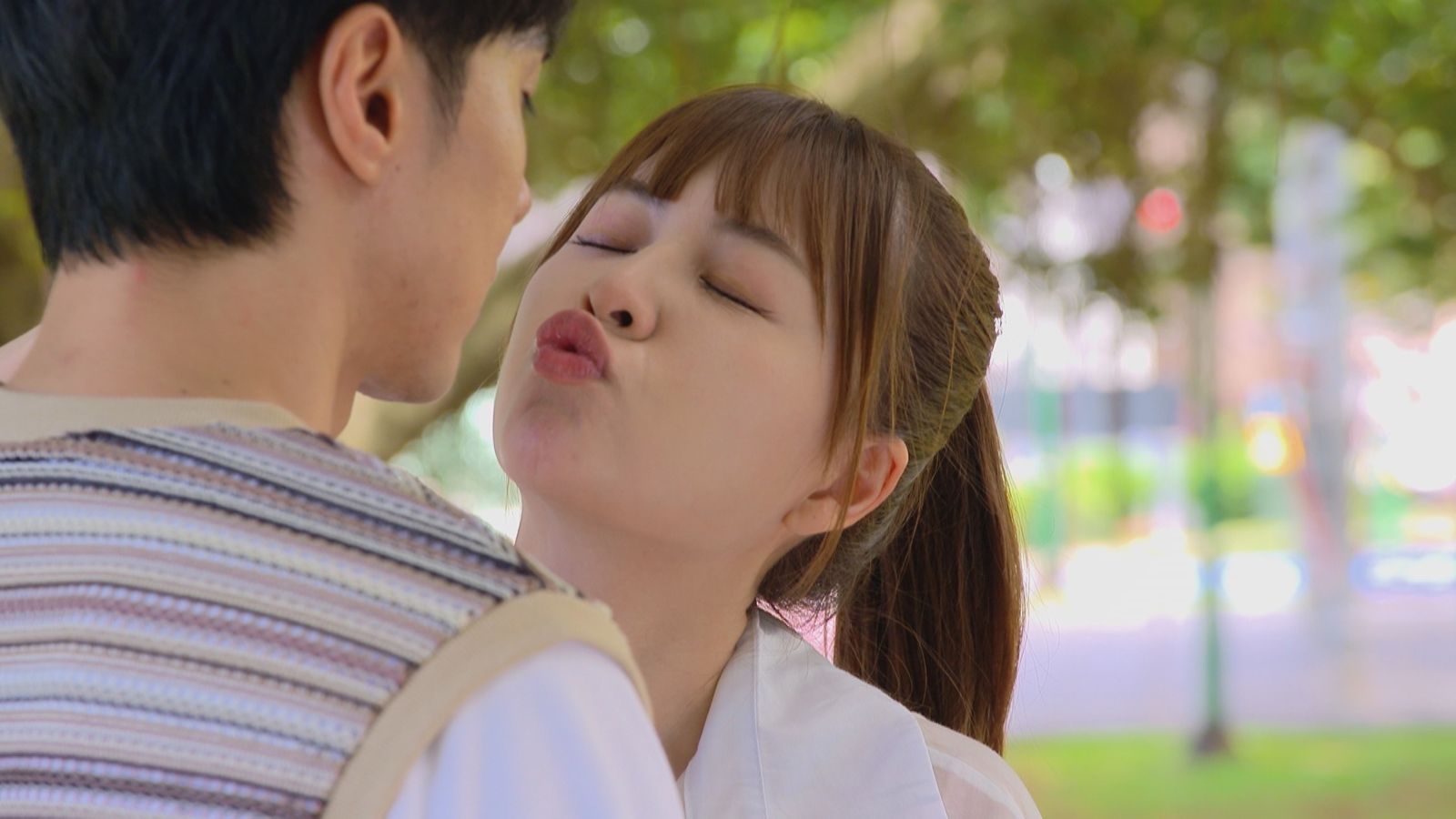 謝京穎三吻洪浩竣「吸回好運」　戲外貓咪吃醋開打變修羅場