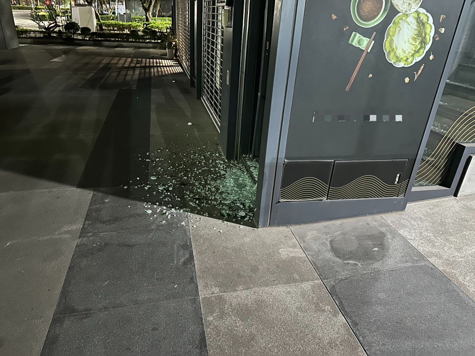 深夜驚魂！林口餐廳遭3惡煞「持拒馬」瘋狂砸店　門窗玻璃全碎慘況曝光
