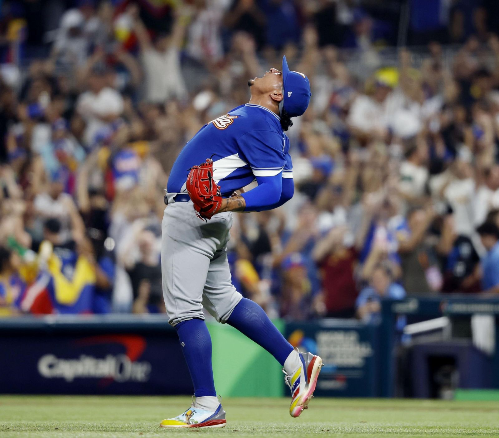 WBC奪冠經典畫面再現　委內瑞拉守護神「拋飛手套」致敬大谷翔平？