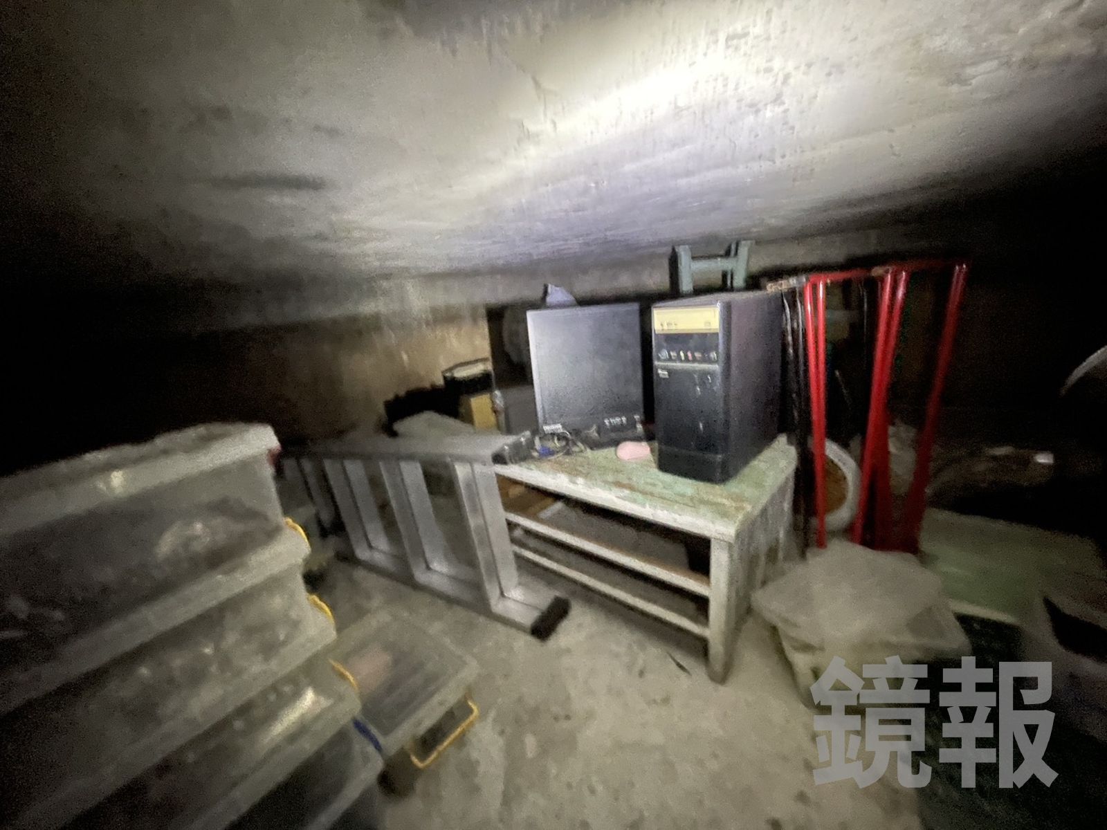 警方鑽入頂樓蓄水池內,發現狹小的空間裡大有天地,鄭嫌將仿冒手錶、電腦主機等設備藏在裡面,現場宛如小型工作室。民眾提供