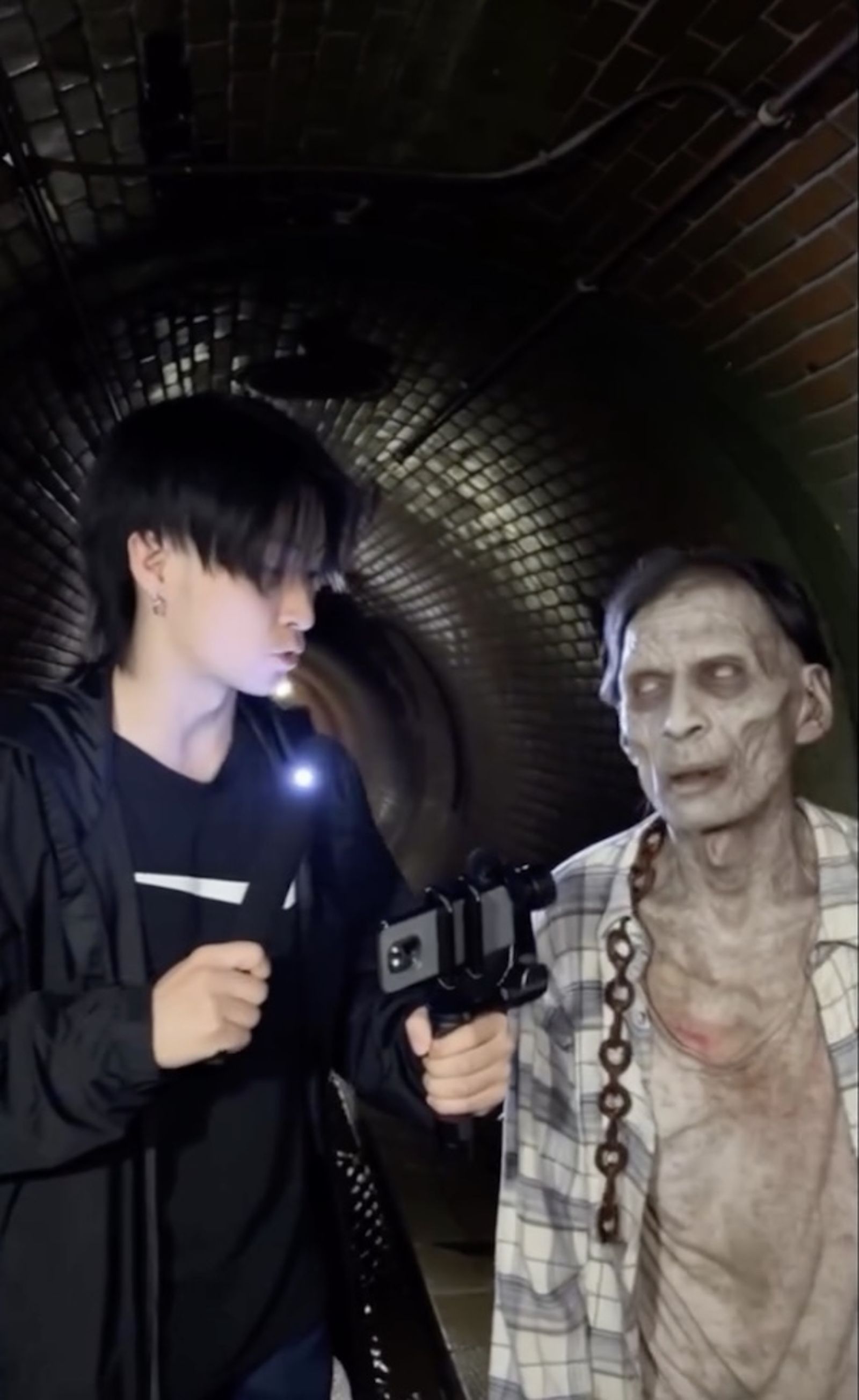 唐仲彣上傳一支「直擊下水道喪屍」的短片，引發網友熱議。翻攝IG＠ChrisFlow 唐仲彣IG