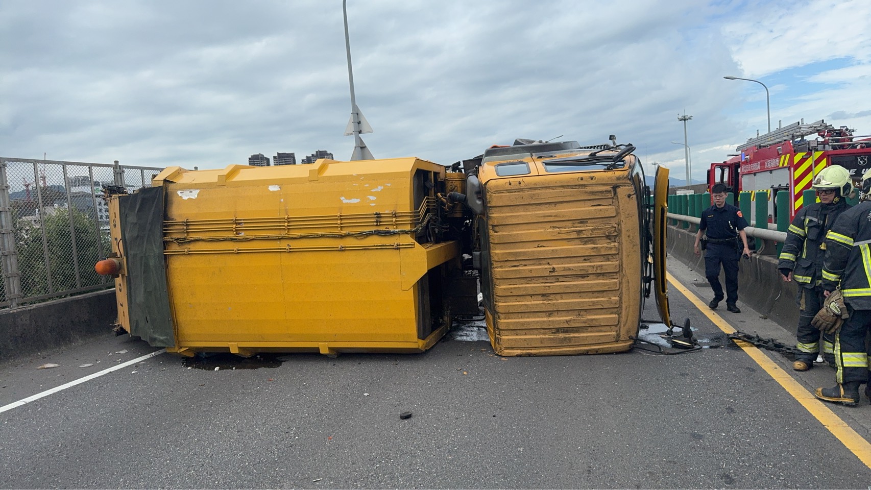 垃圾車橫躺攔路　台65北上「美叮美噹」