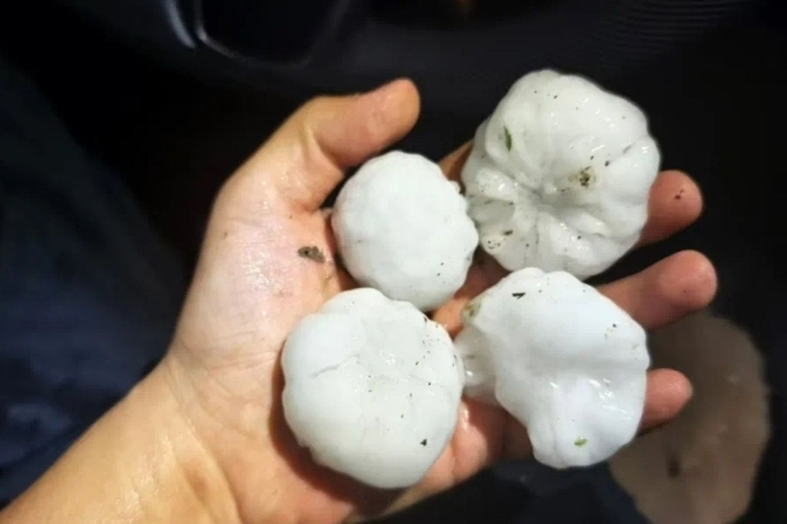 中國北京13日晚間下起巨大冰雹 。圖／翻攝自微博