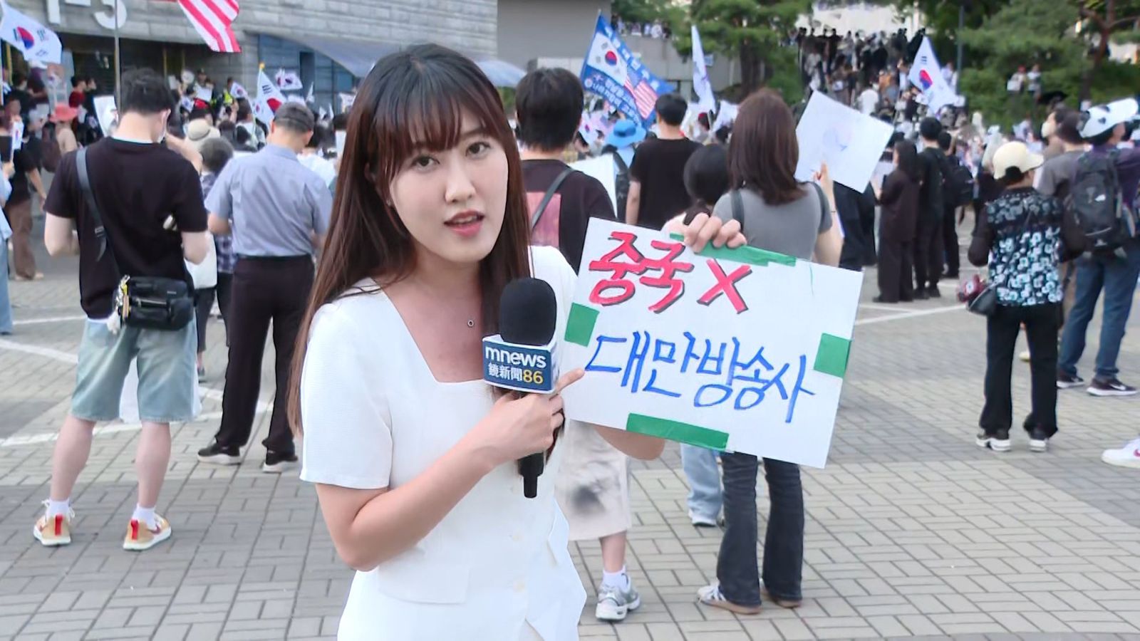 首爾街頭遭包圍驅趕!女主播講中文被誤認中國媒體 亮出台灣身分秒逆轉
