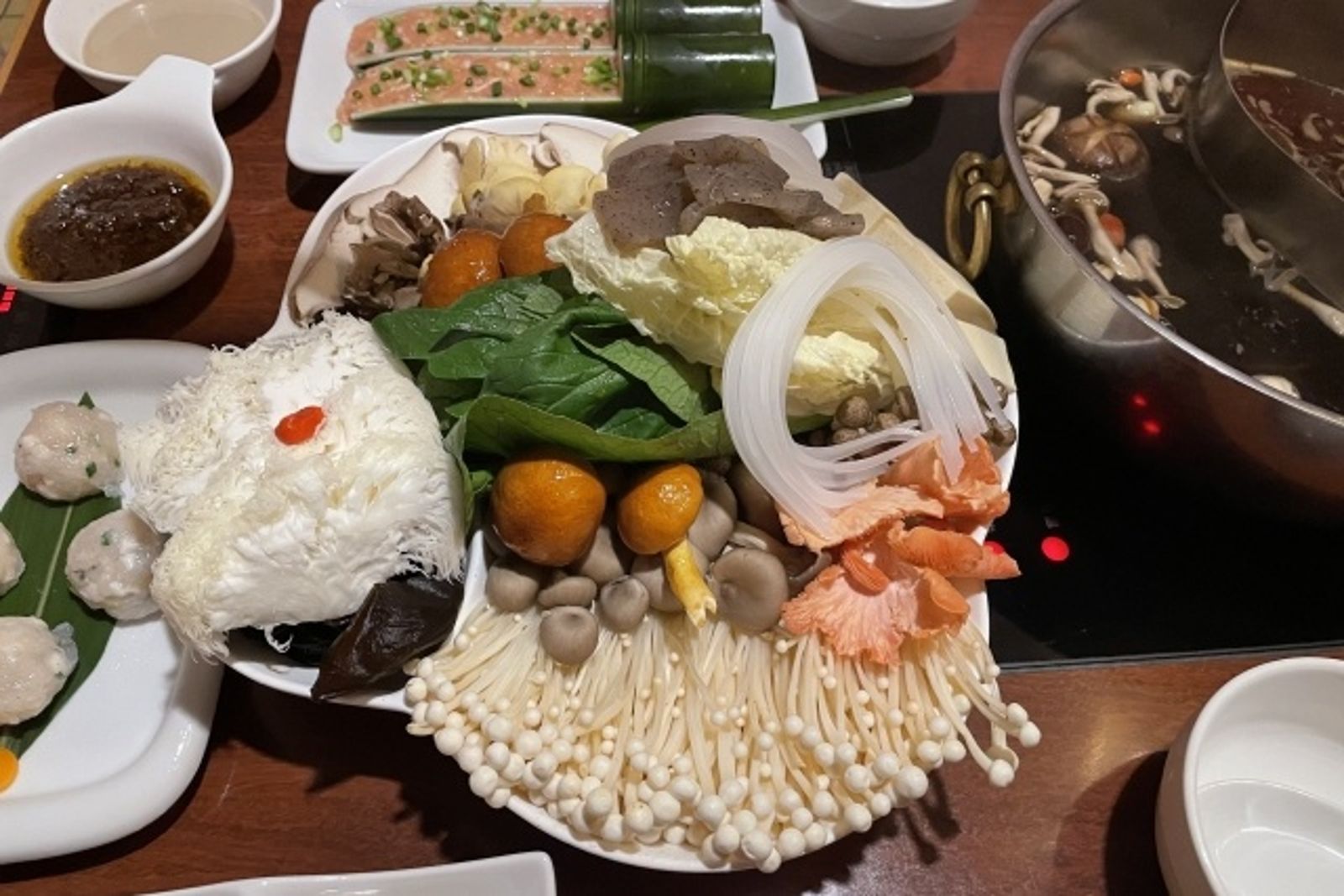 見外國人吃火鍋「1行為」超衝擊！台人急喊停：很危險
