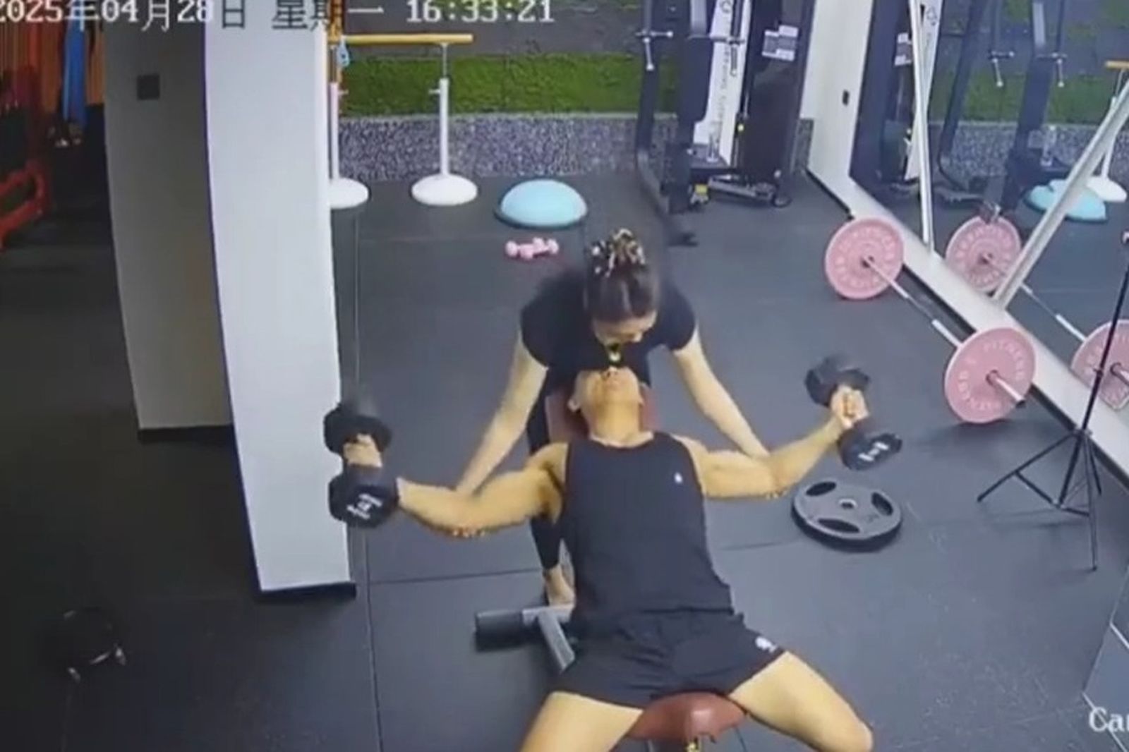 女教練帶重訓偷加重量，長輩貼臉讓男學員笑容藏不住。圖／翻攝自微博
