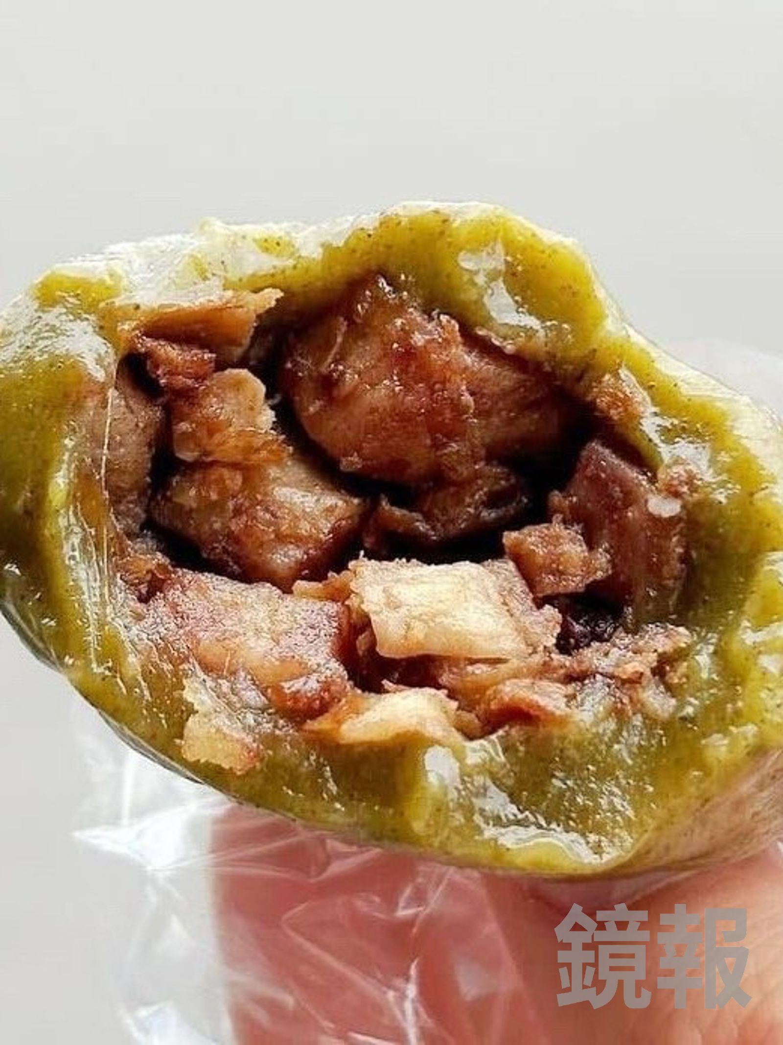 包進芋頭、菜脯的「茶粿」，噴香夠味。（30元／個）
