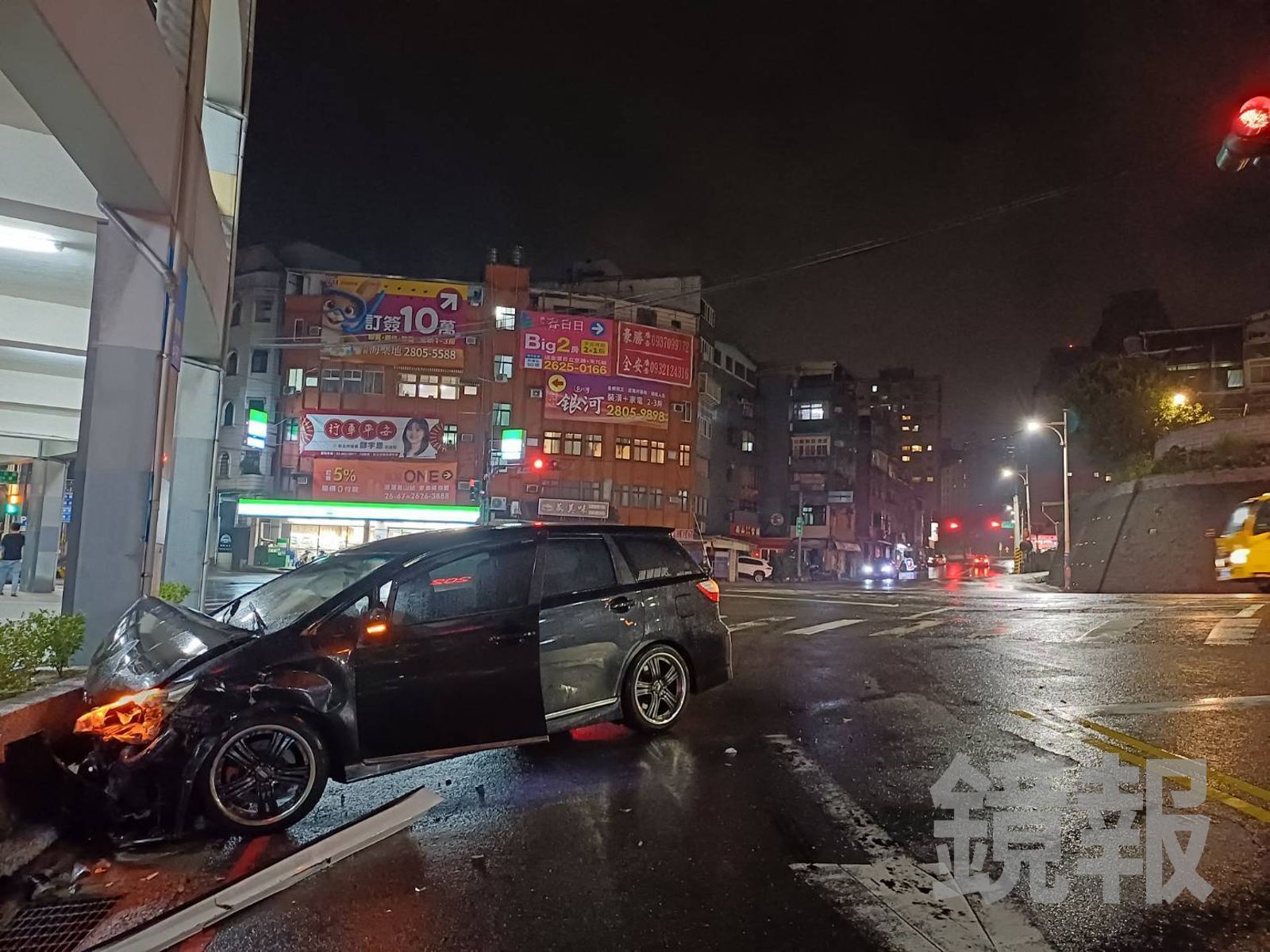 張男車輛發生撞擊後也失控撞向路邊。翻攝畫面