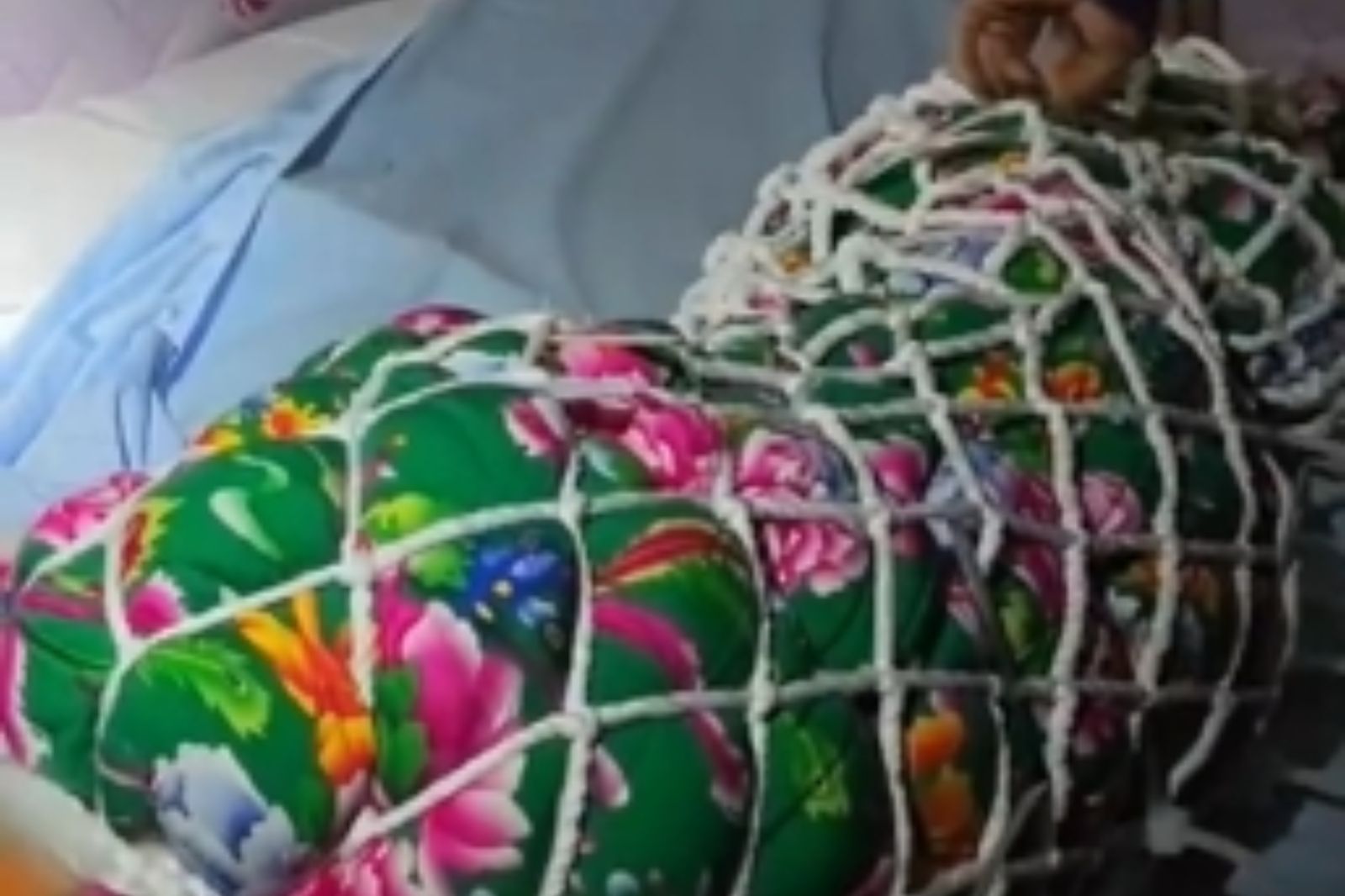 他受困床邊動彈不得！淒厲呼救驚動外送員　消防破門見「這幕」全傻眼