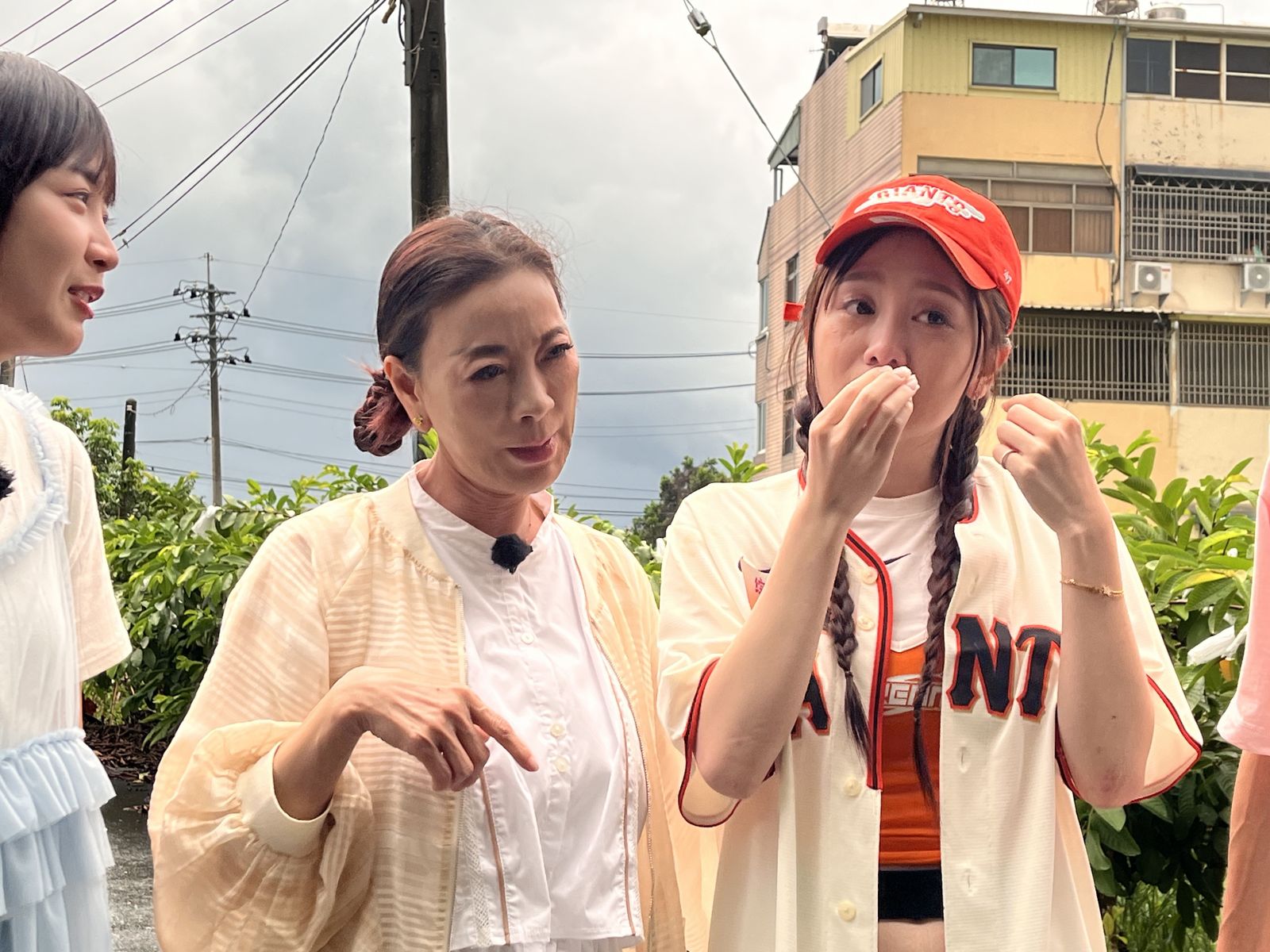 若潼（右）被當場嚇哭。民視提供