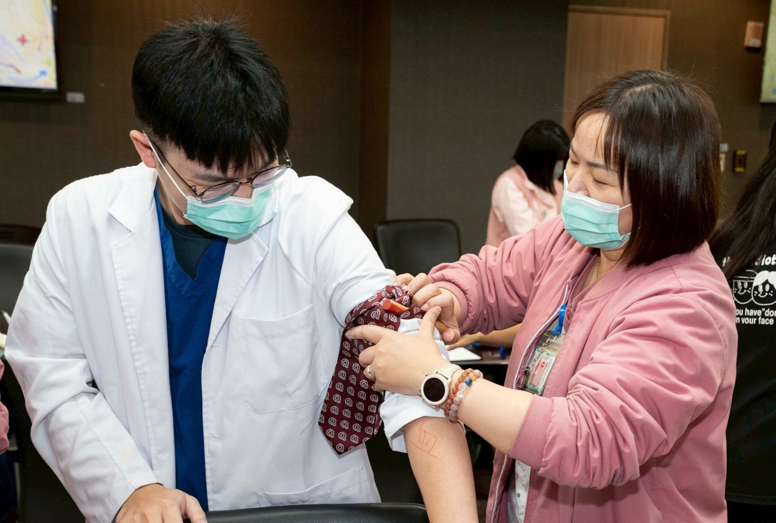 遇砍傷、毒駕撞人別只會CPR!大量出血更致命,領帶、皮帶能救命