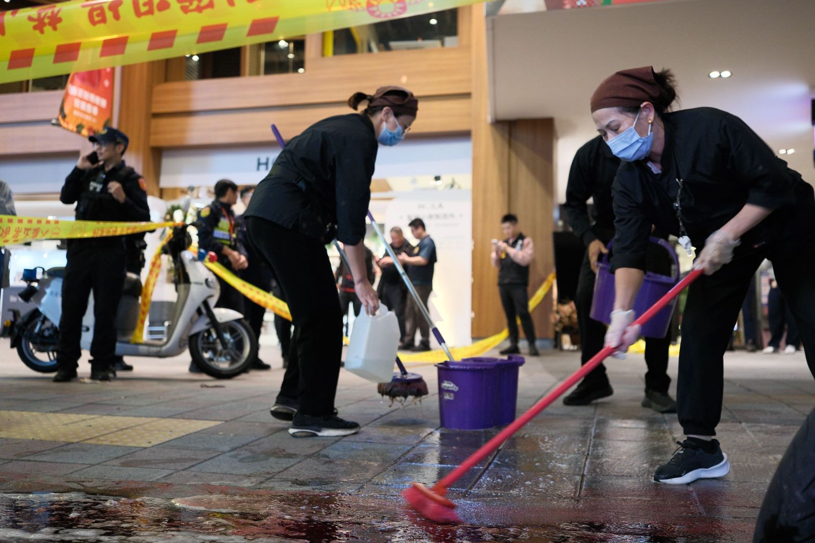 事發後，清潔人員趕緊清理地上血跡，警察也加強巡邏。攝影鄒保祥