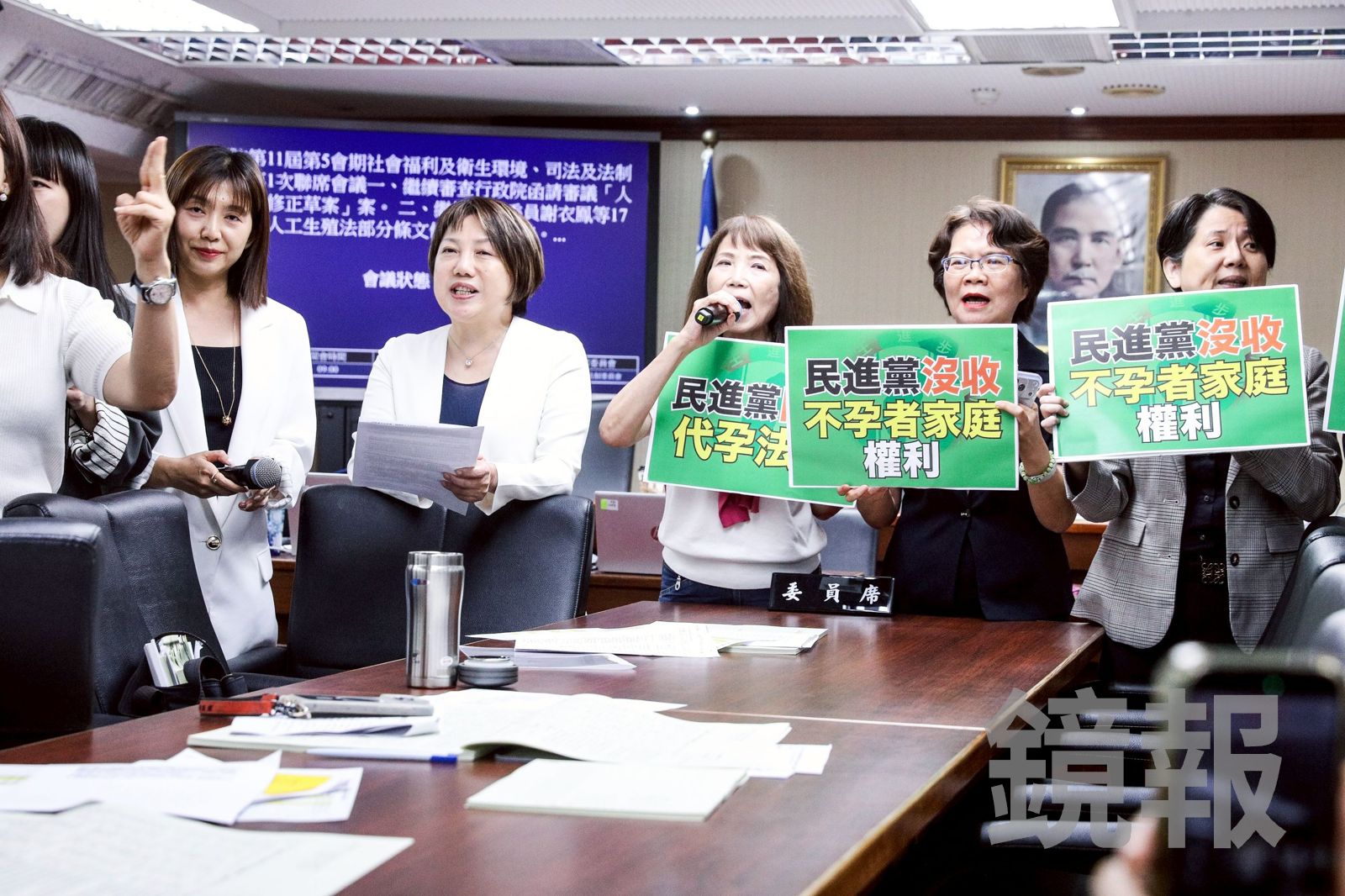 不滿《人工生殖法》代孕脫鉤 陳昭姿率團舉牌砲轟民進黨「冷血丟包」
