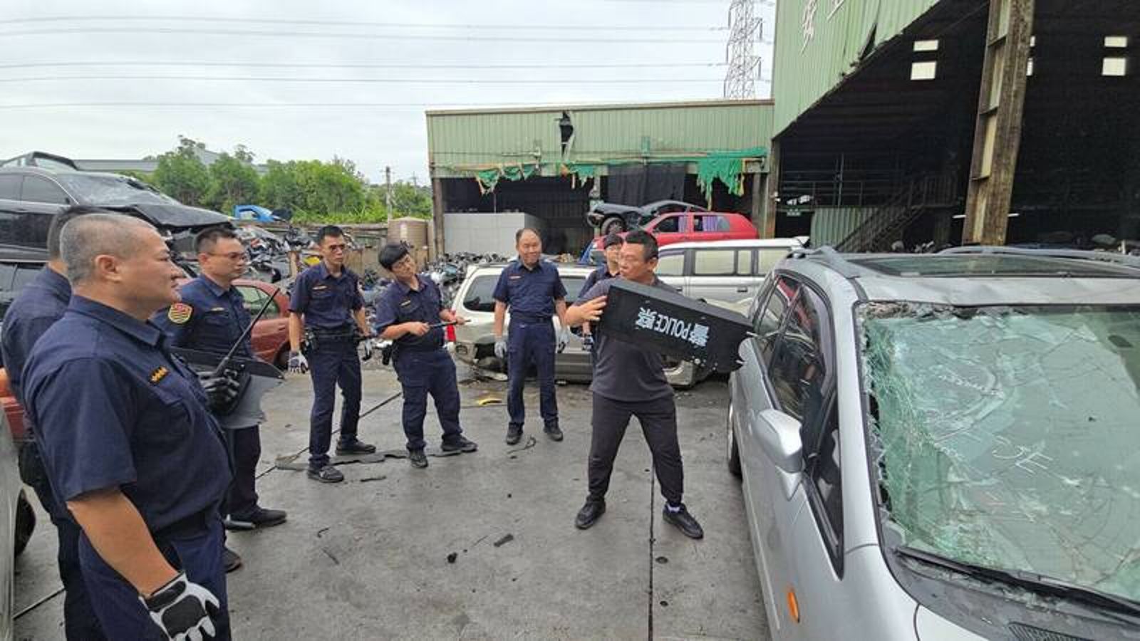 清水分局訓練破窗逮捕技巧　警友站長提供百部報廢棄車供砸窗