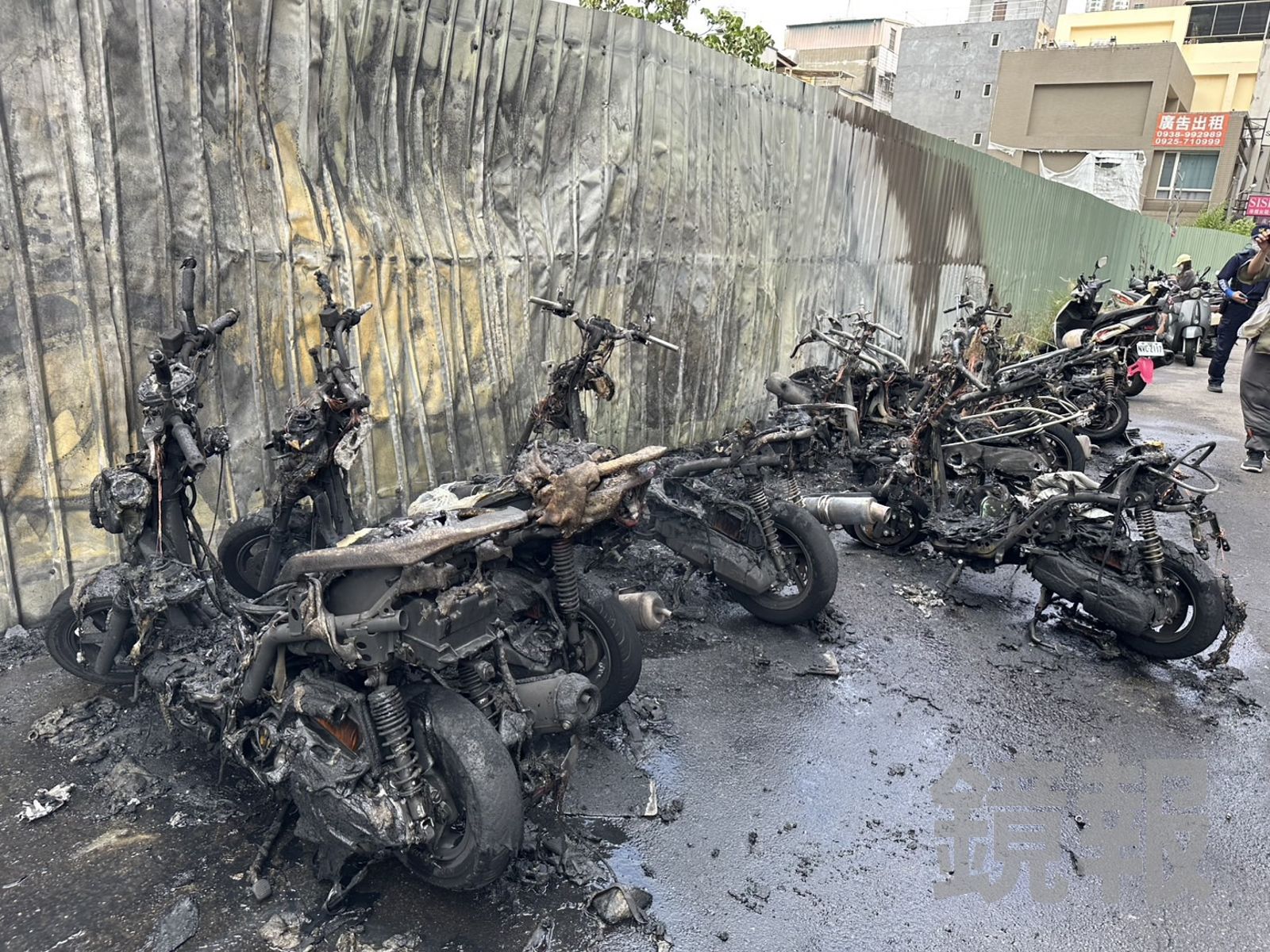 整排機車遭火勢波及燒成骨架。民眾提供
