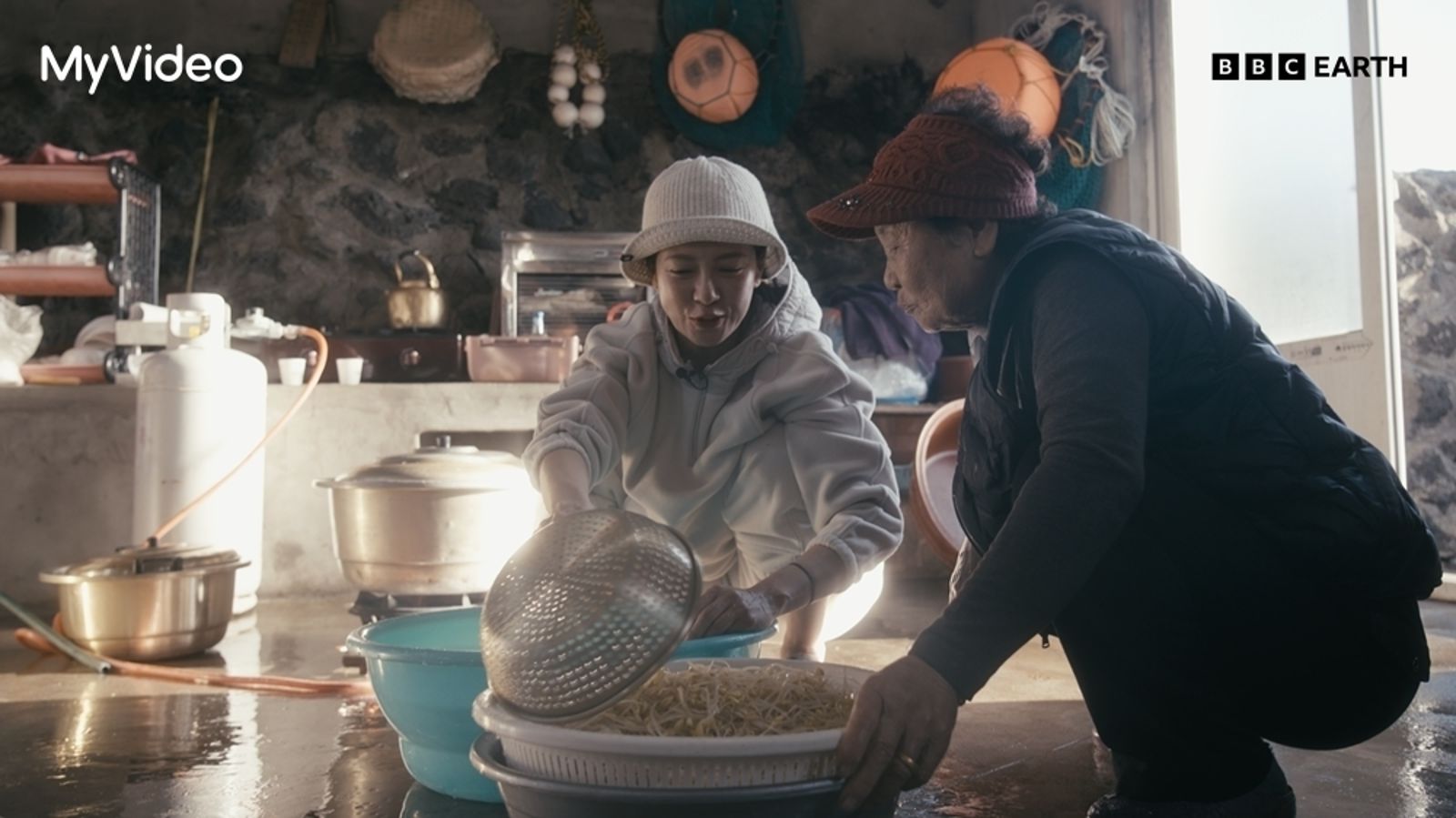 宋智孝透過節目體驗海女文化。台灣大哥大MyVideo提供