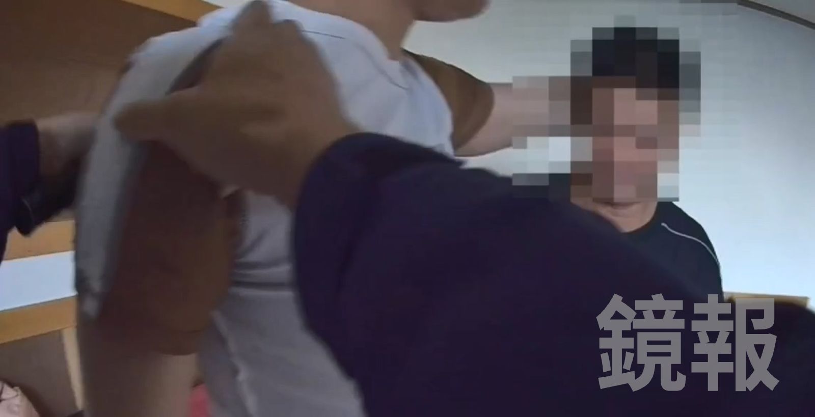 開門的移工企圖通風報信，被警員當場喝止。民眾提供