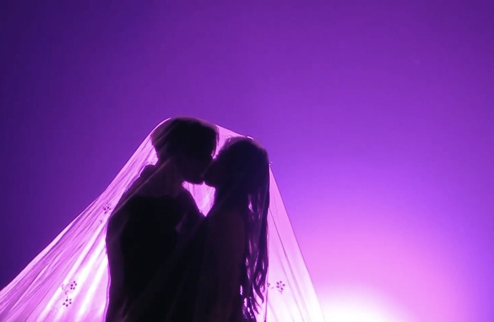 黃子韜（左）與徐藝洋在台上接吻放閃。翻攝微博