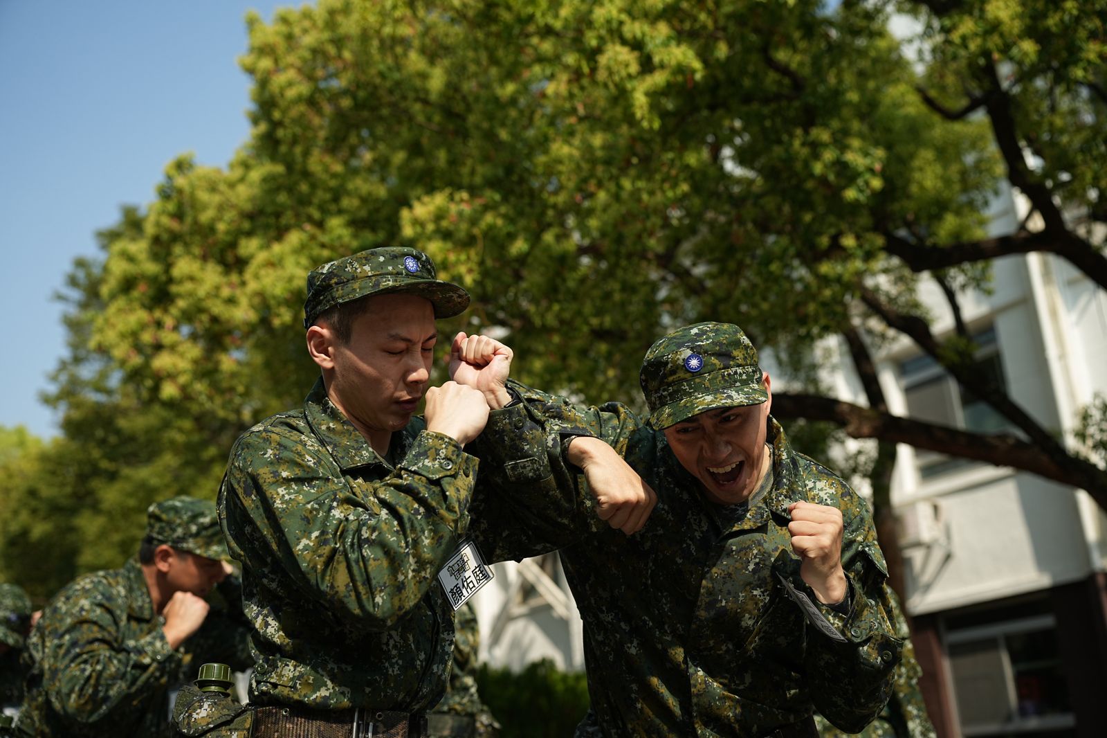 顏佑庭(左)跟潘君倫對打時明顯不在狀況內。台視提供
