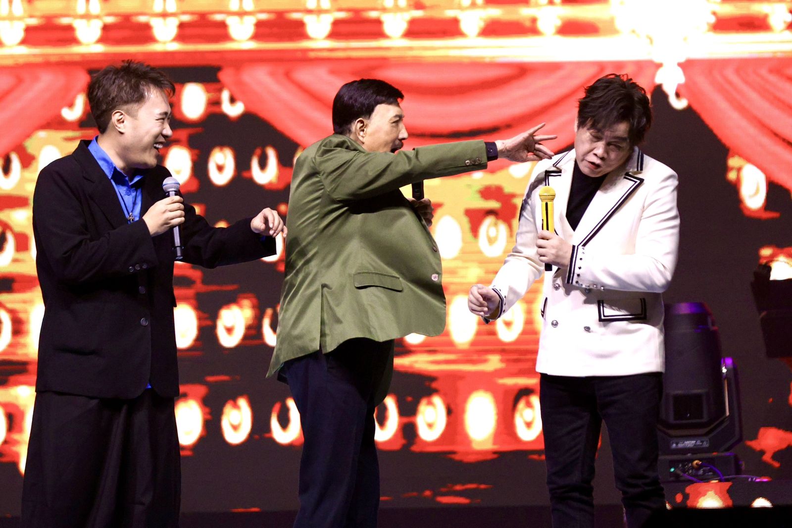 康康(右)也被余天呼巴掌。劉耀勻攝