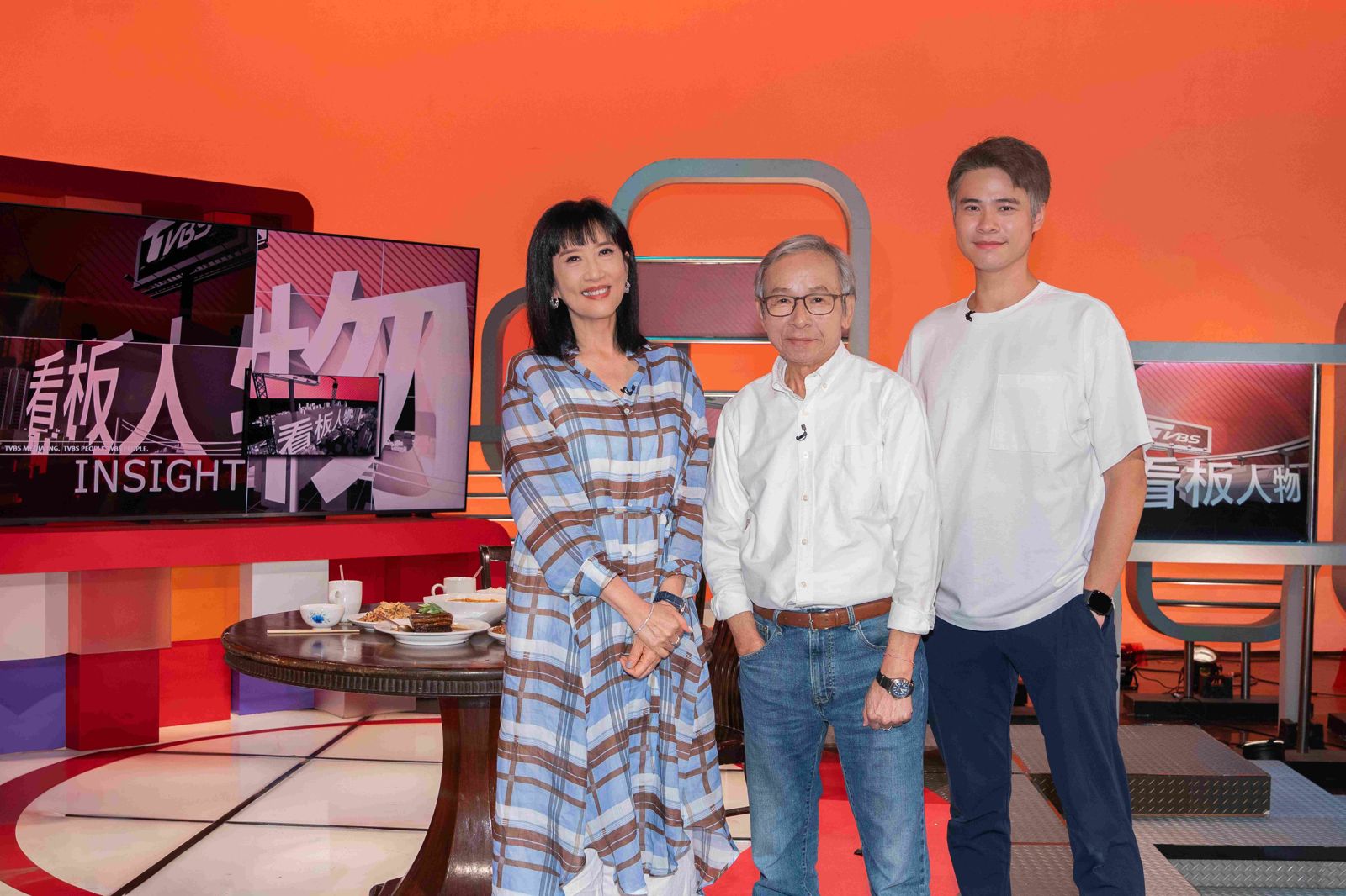 吳念真、吳定謙父子於《看板人物》合體,暢聊家庭故事與舞台創作,左為主持人方念華。TVBS提供